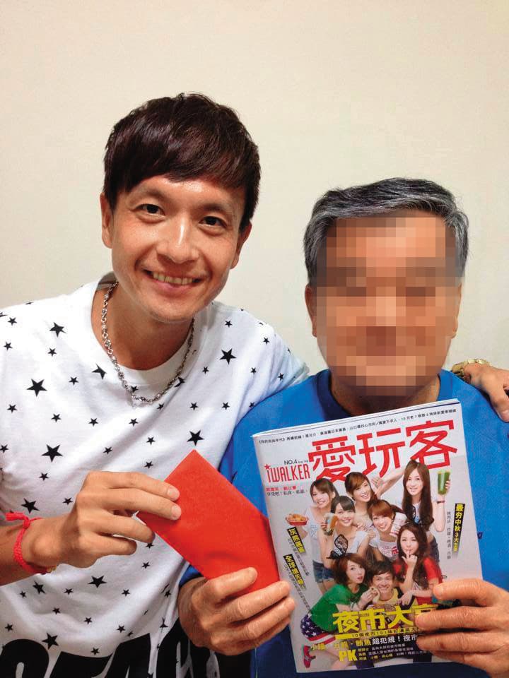 小鐘(左)以主持《愛玩客》經驗推出雜誌,爸爸(右)也力挺。(翻攝自《愛玩客》臉書)
