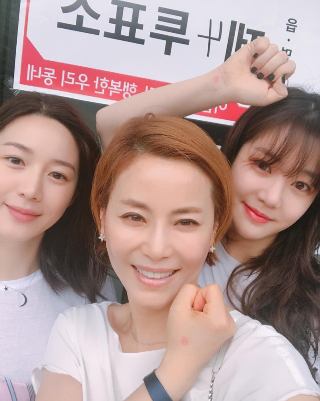李多寅與妹妹李侑菲是韓國演藝圈有名姐妹花,媽媽甄美里也是韓劇熟面孔。(翻攝李多寅IG)