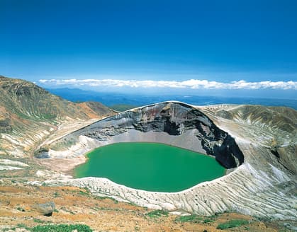 御釜是日本宮城縣藏王町和川崎町交界處的一個火山湖。(星宇航空提供)