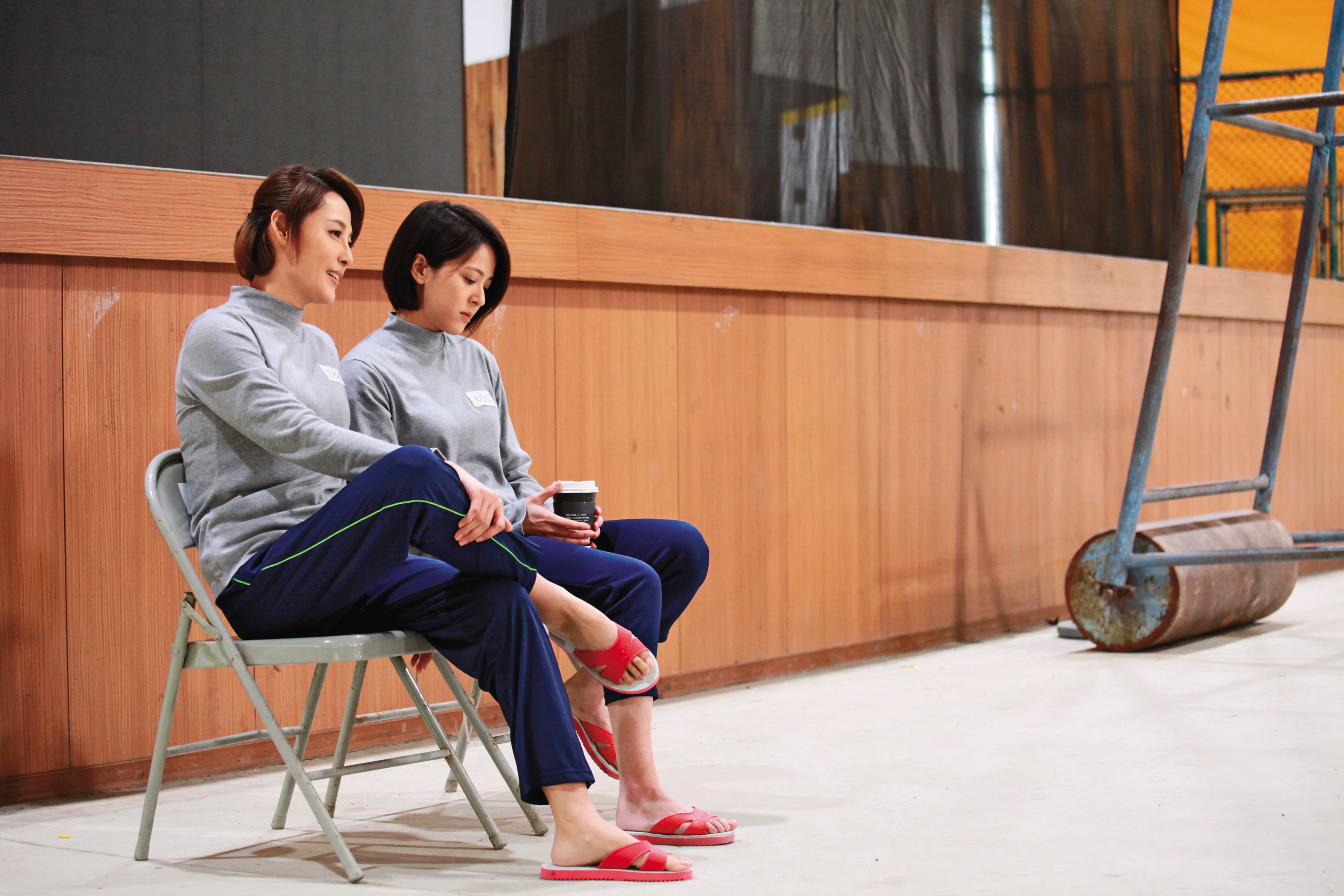 李沛綾(左)多年後復出改頭換面,在八點檔《市井豪門》中演出獄中大姐頭,助蘇晏霈(右)復仇。(民視提供)