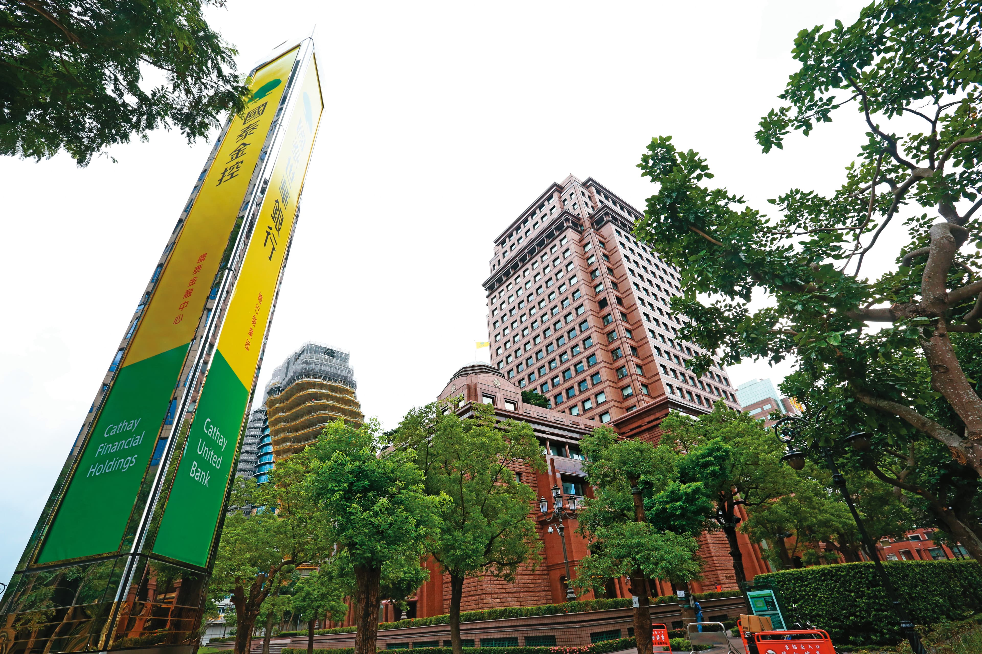 國泰金去年因壽險、產險雙重挫,獲利較前年大減逾七成。