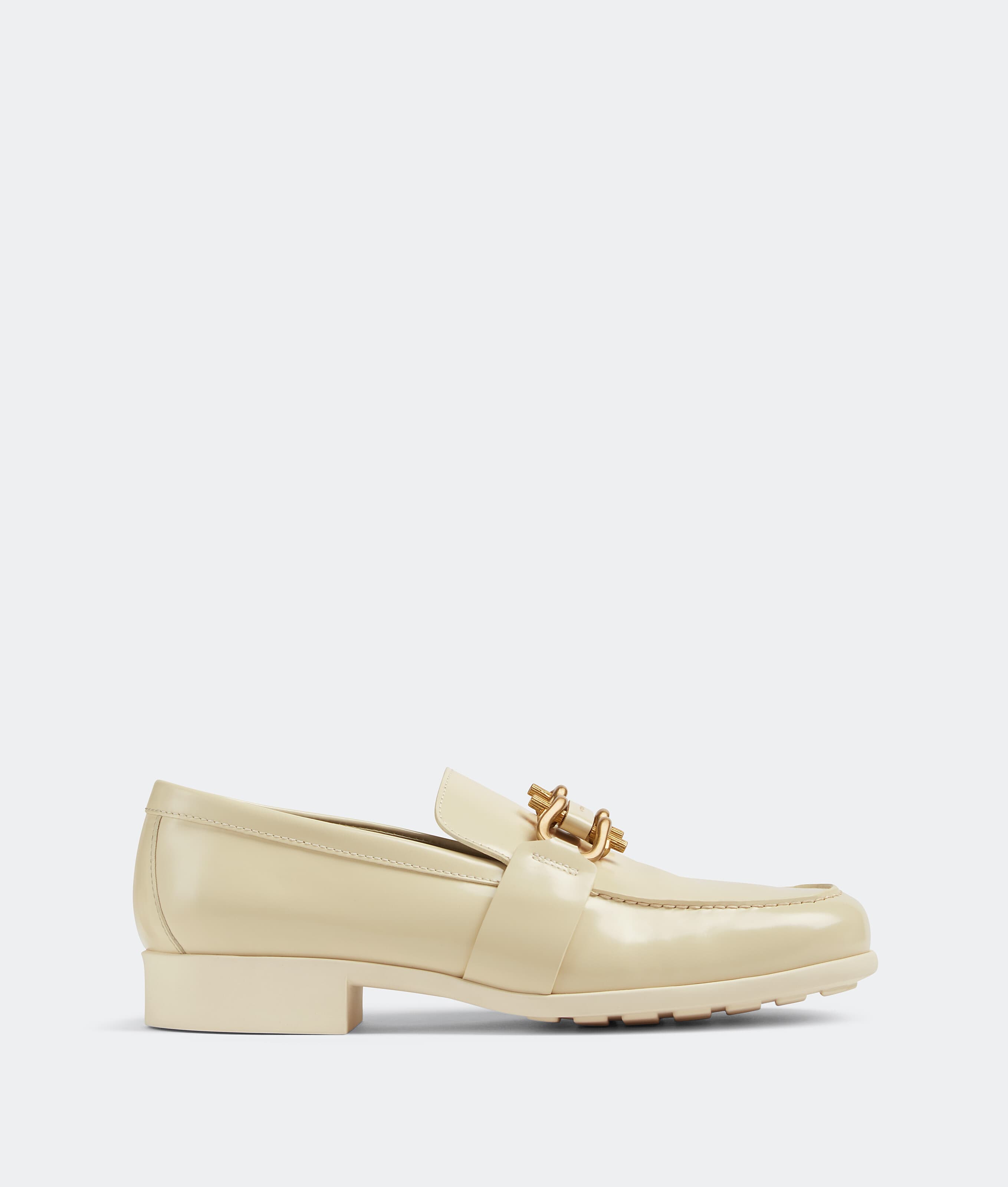 Monsieur奶油白漆亮皮皮鞋。NT$37,900(BOTTEGA VENETA提供)