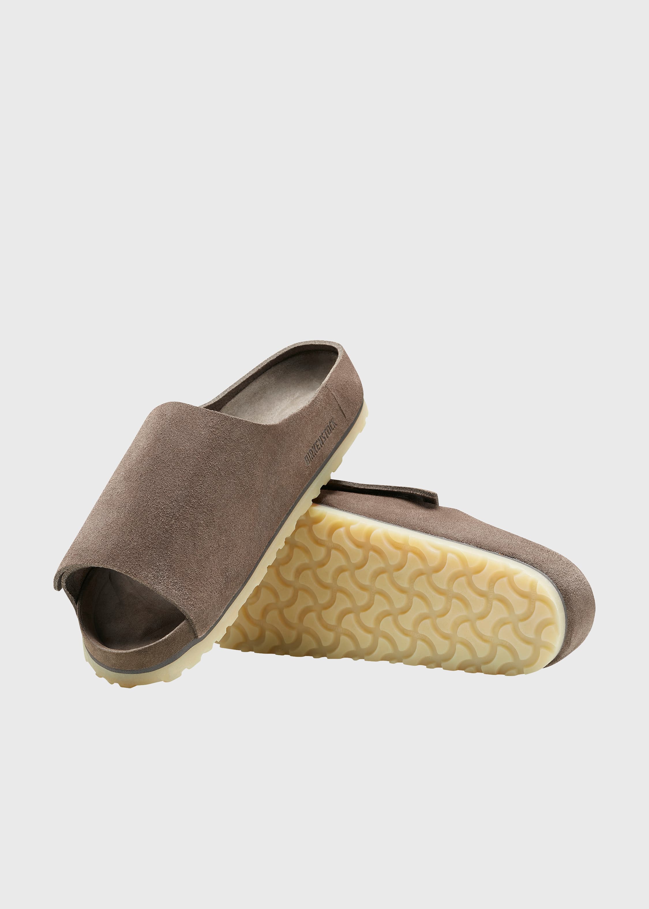 FEAR OF GOD X BIRKENSTOCK Los Feliz炭棕色絨面革女性拖鞋。NT$14,980(THE SPAACE提供)