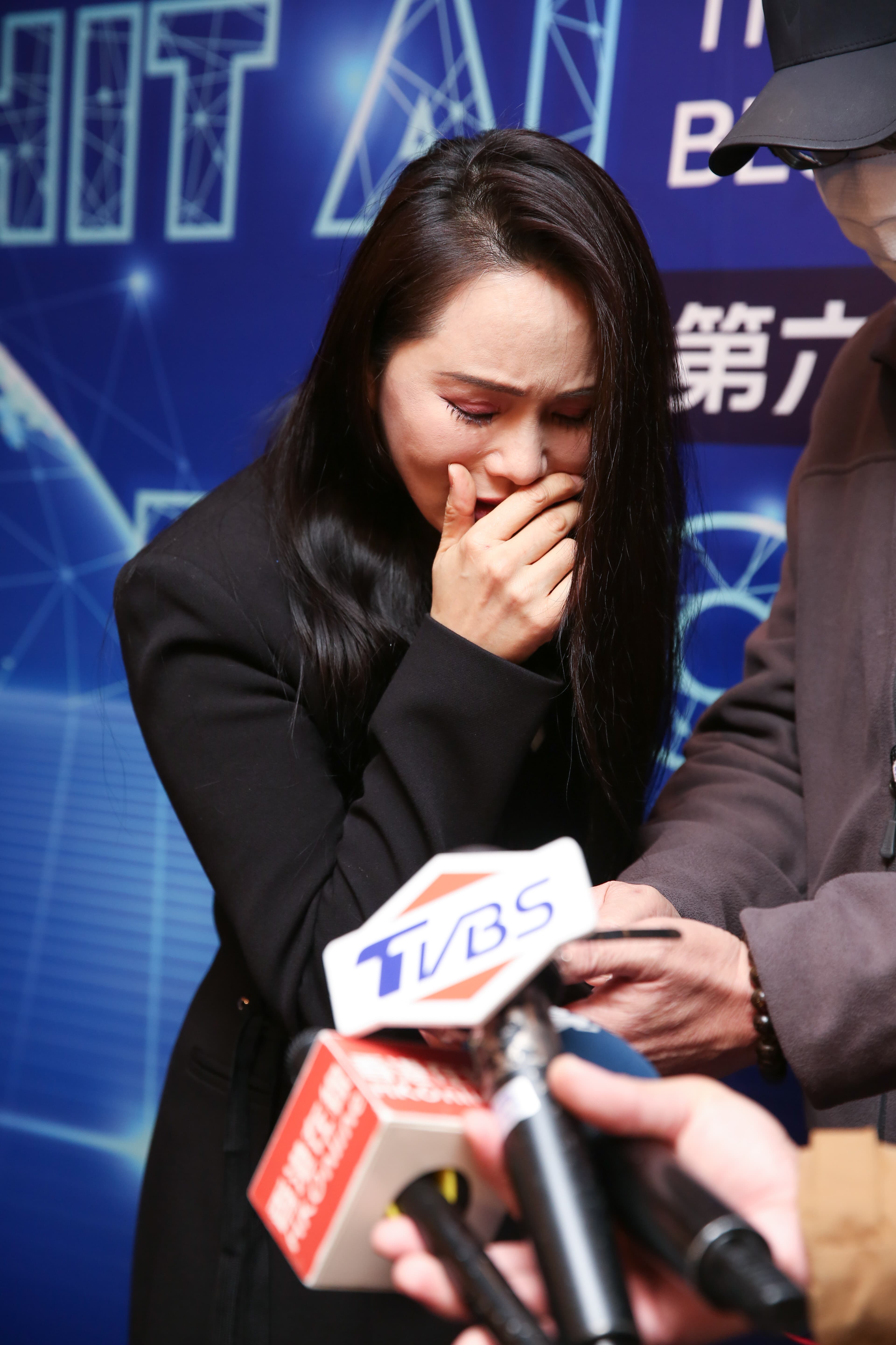 記者將新聞給伊能靜看,她一度激動落淚。