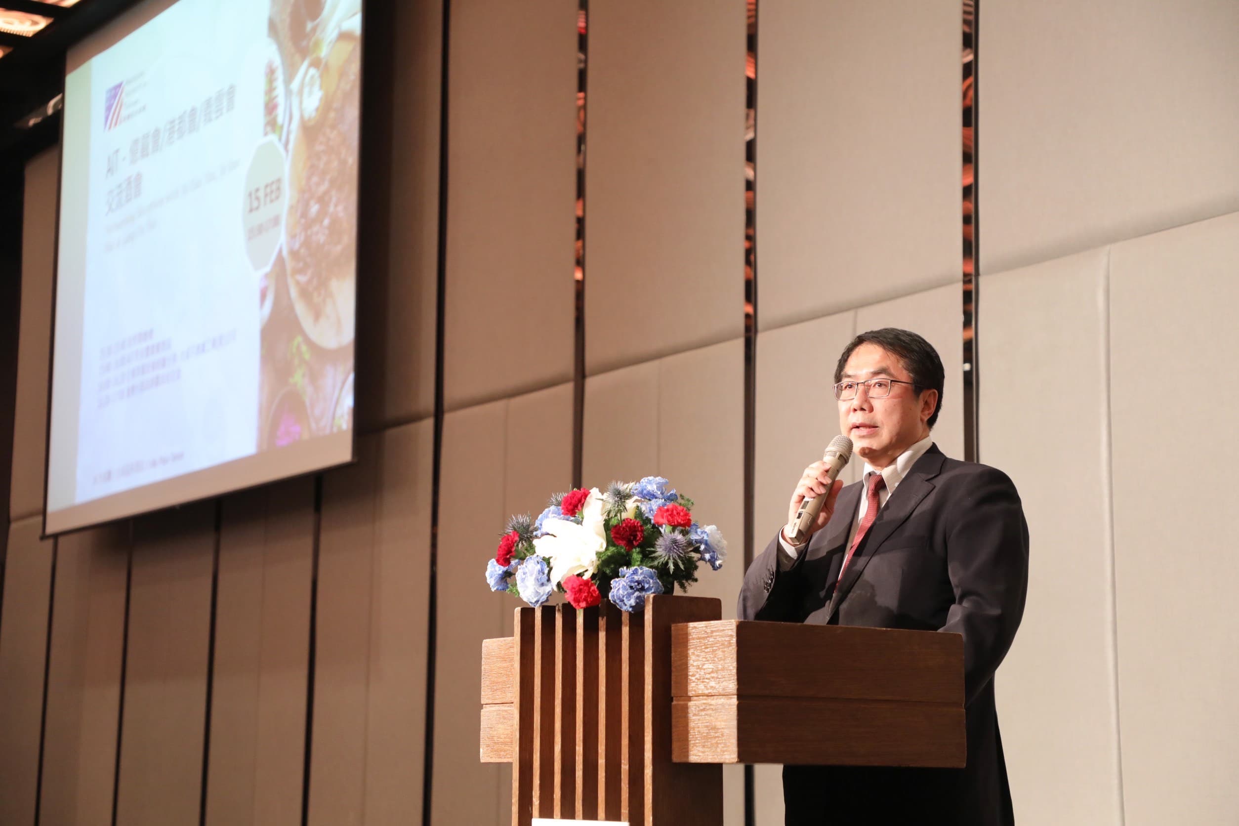 黃偉哲會中感謝台南在地「億載會」長期於南台灣產業發展挹注關鍵力量。(台南市政府提供)