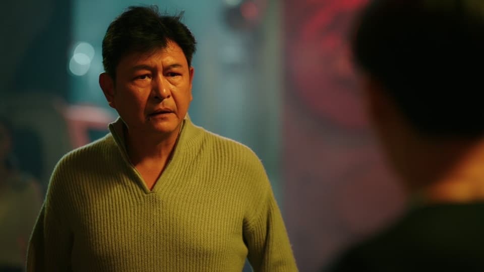繼之前在《黑幫少爺愛上我》演出Kinn的爸爸,泰星松希努諾卡空希這回在《心鏈》不當黑幫家主,拿起菜刀剁燒肉啦。(翻攝心鏈 FB)