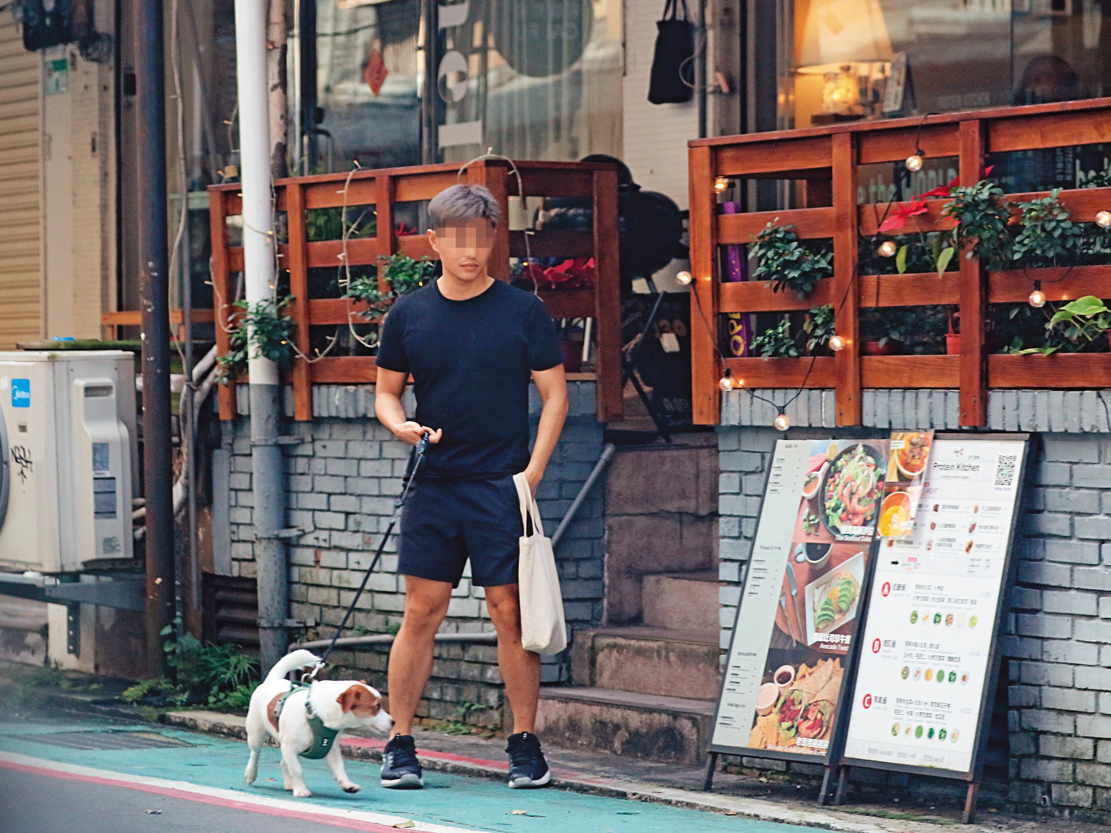 12:24 帥壯男牽著蔡康永的傑克羅素㹴犬,先行步出餐廳。