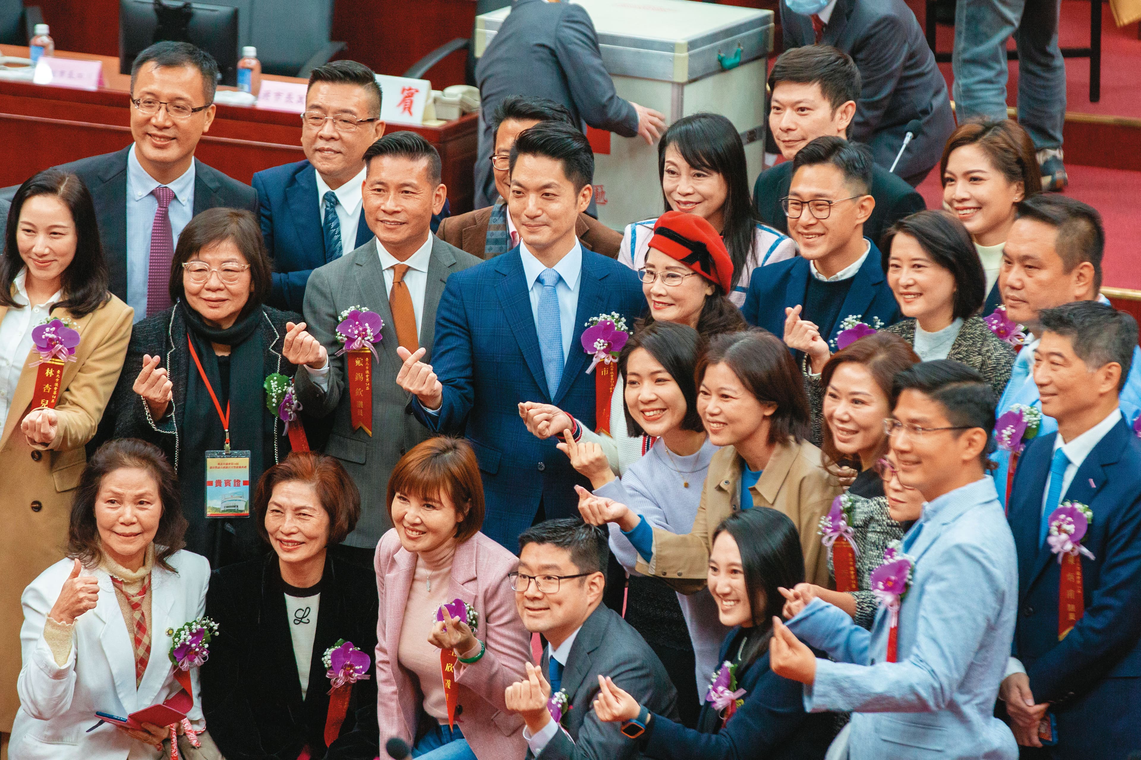 不少新上任議員近日表態爭取參選立委,引起挺侯派憂慮藍營是否會成「落跑集團」。