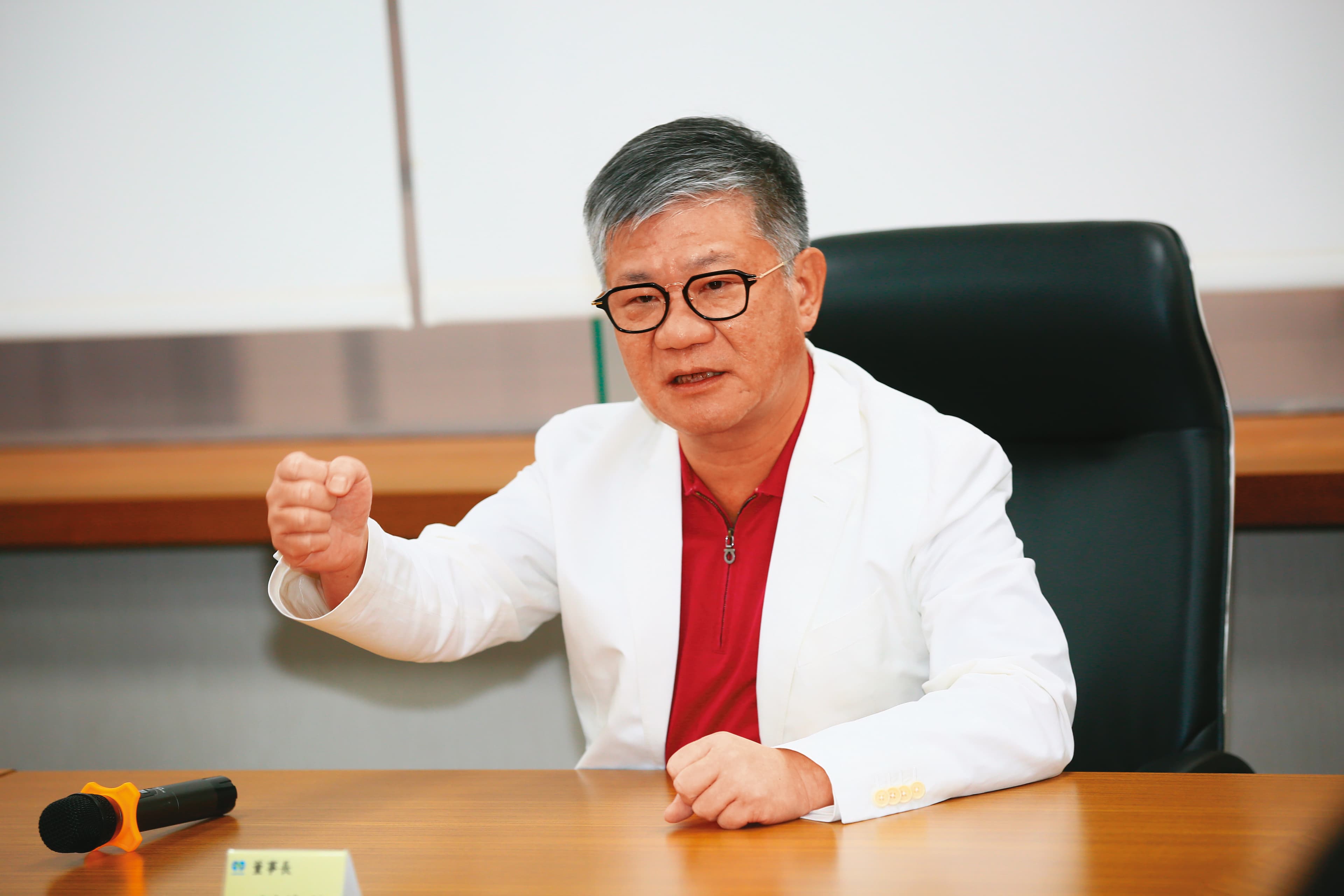 為尋求其他獨董支持,市場派劉偉龍積極奔走。