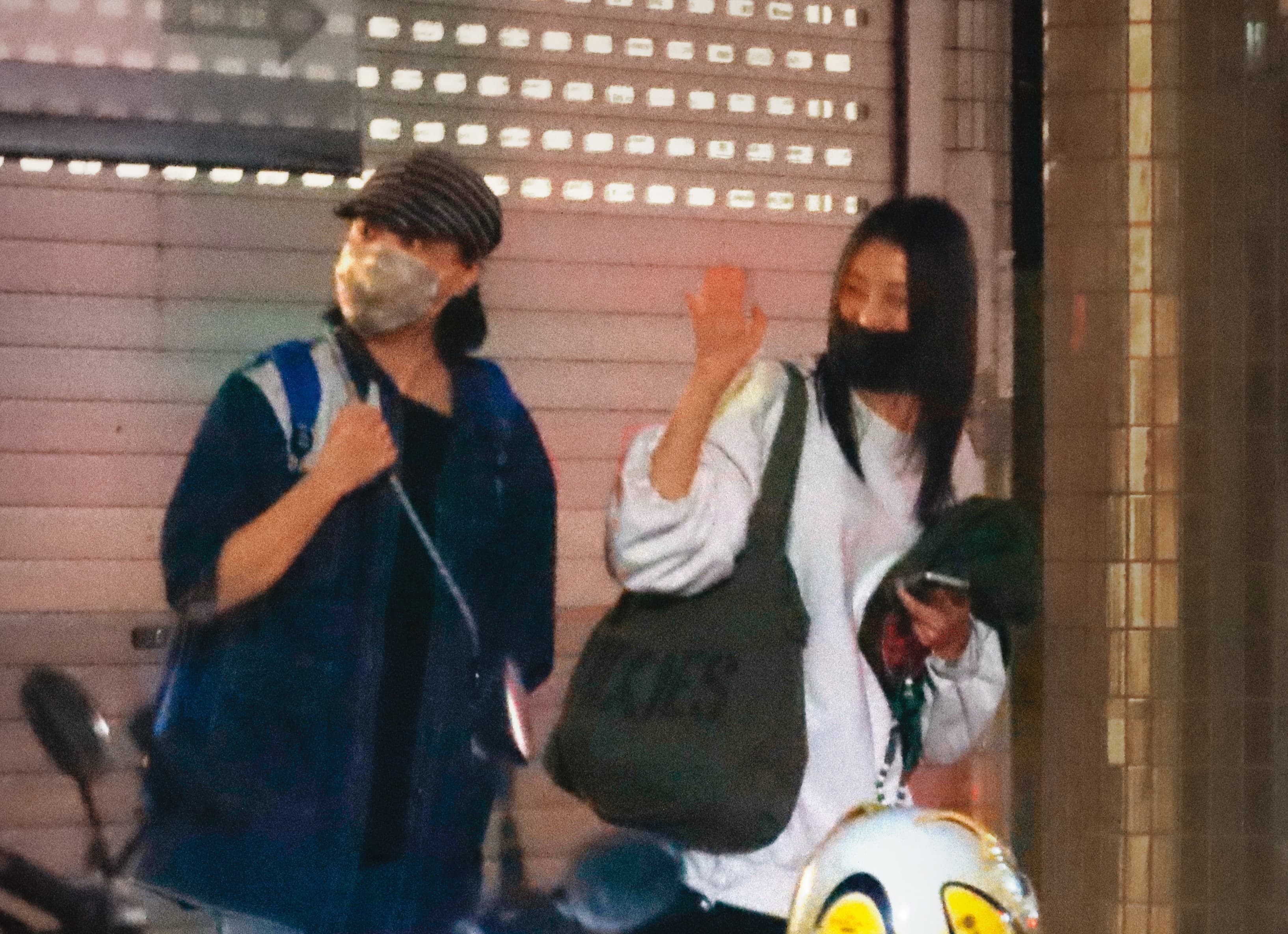 日前本刊直擊謝欣穎工作結束,笑咪咪地與友人揮手道別。