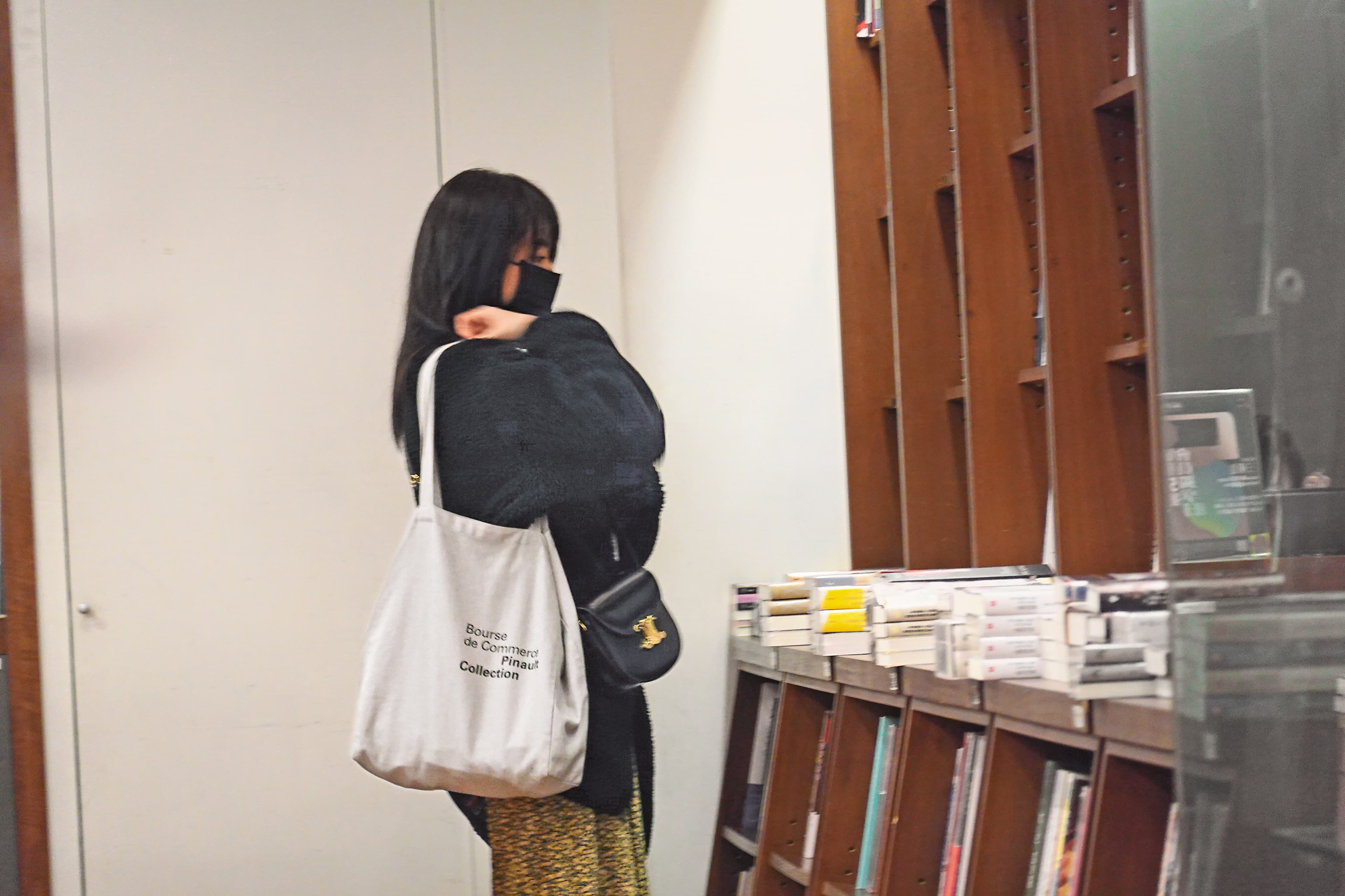 2月19日19:11,坤達和柯佳嬿到了書局,兩人都有讀書的嗜好,因此在那待了2個小時各自選書。