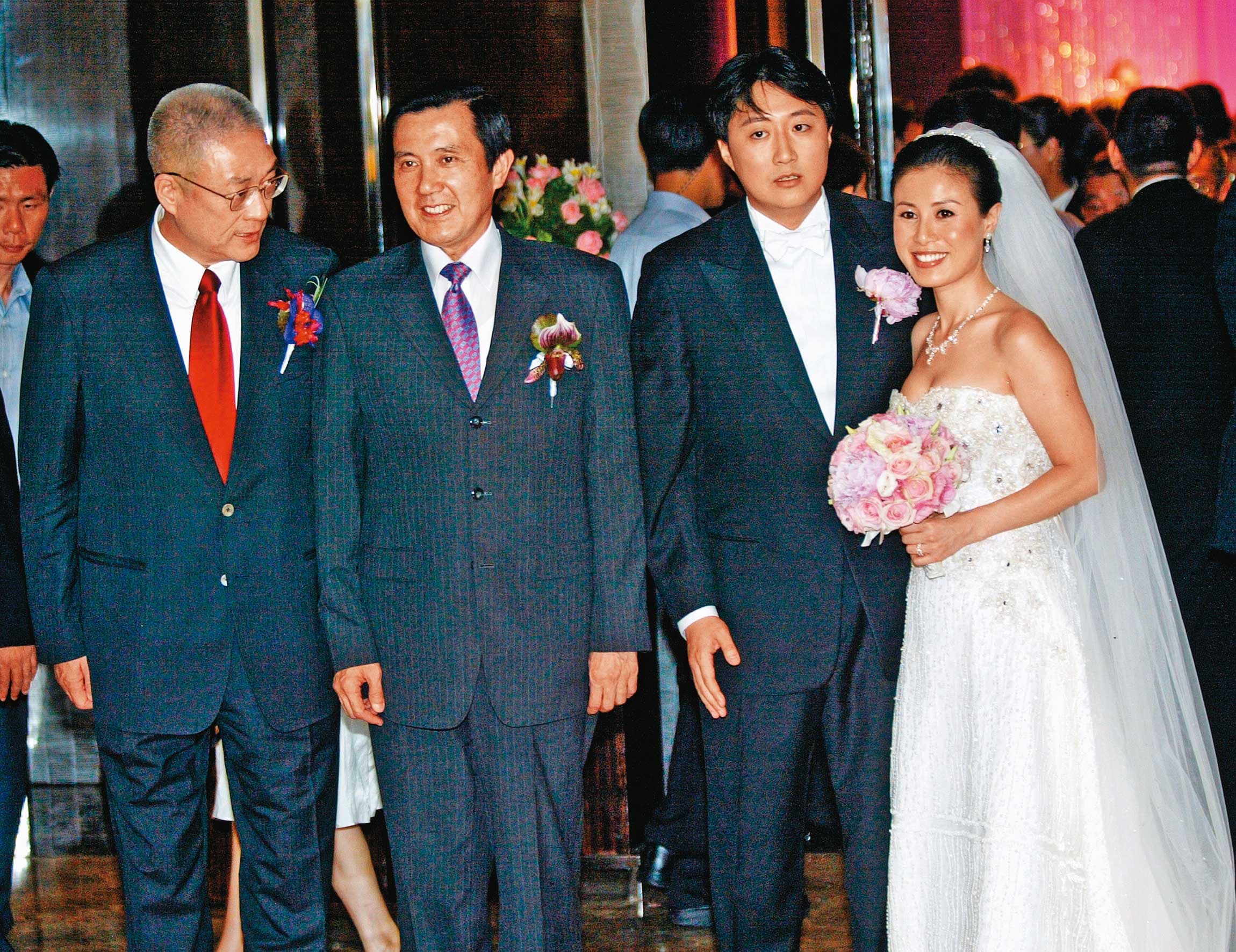 吳子文(右2)曾有過一段婚姻,時任總統馬英九(左2)也親自到婚宴現場祝賀。(聯合知識庫)