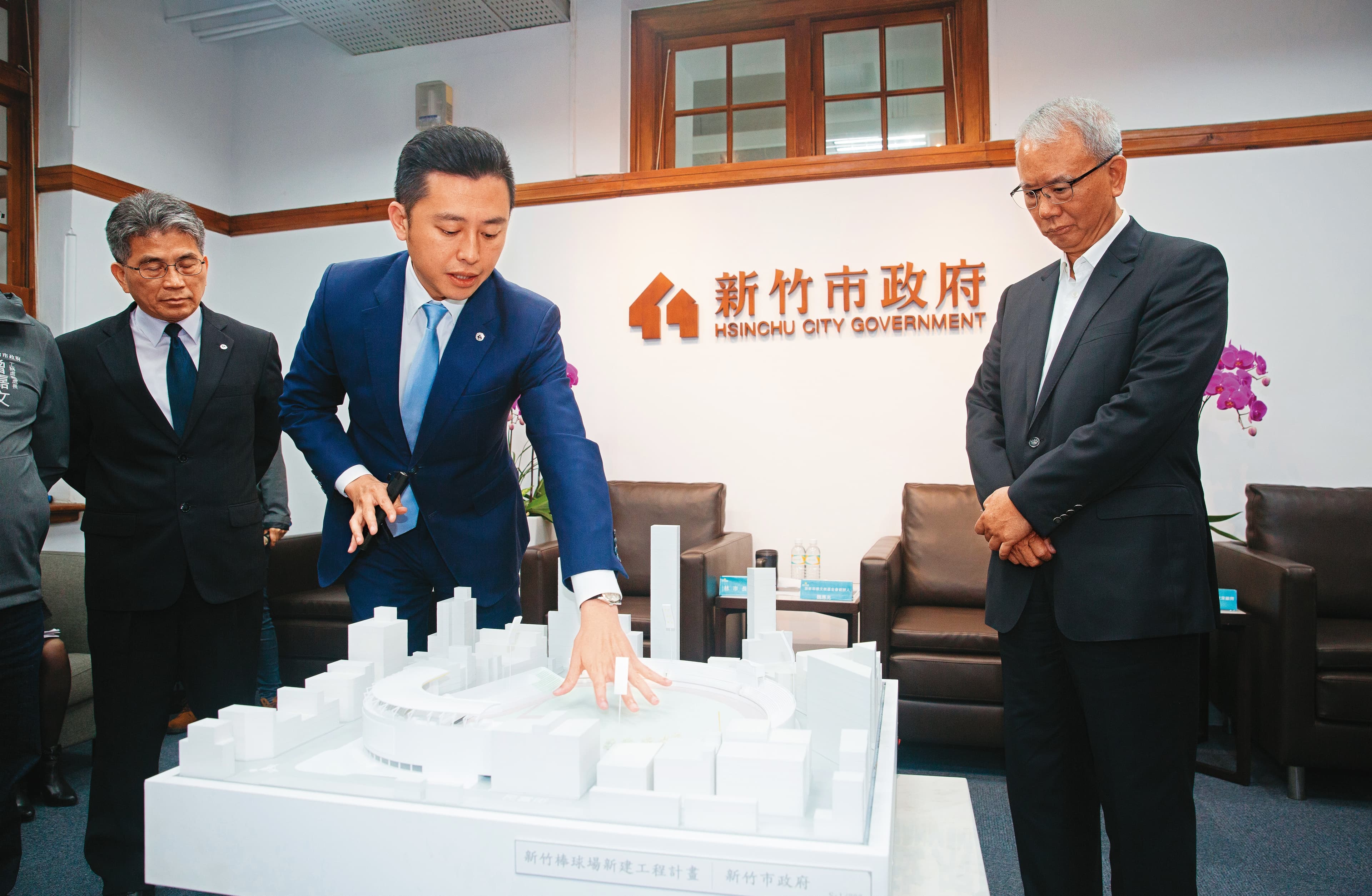 味全龍隊創辦人魏應充(右)2019年拜會時任新竹市場林智堅(中),選定新竹球場為球隊主場及基地。