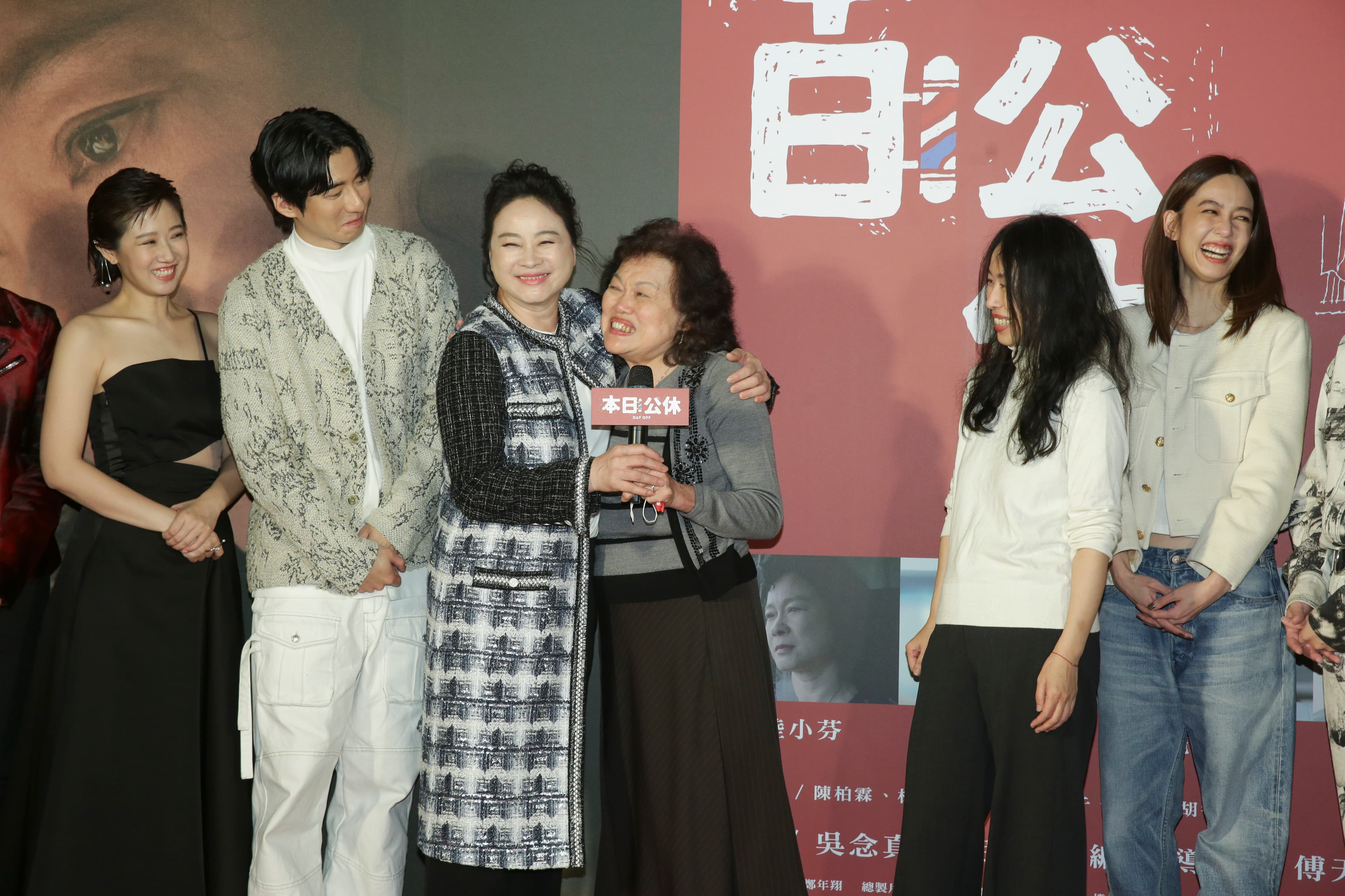 陸小芬與角色原型,也就是導演傅天余的母親相見歡,她在片中外型還原度可說是百分百。