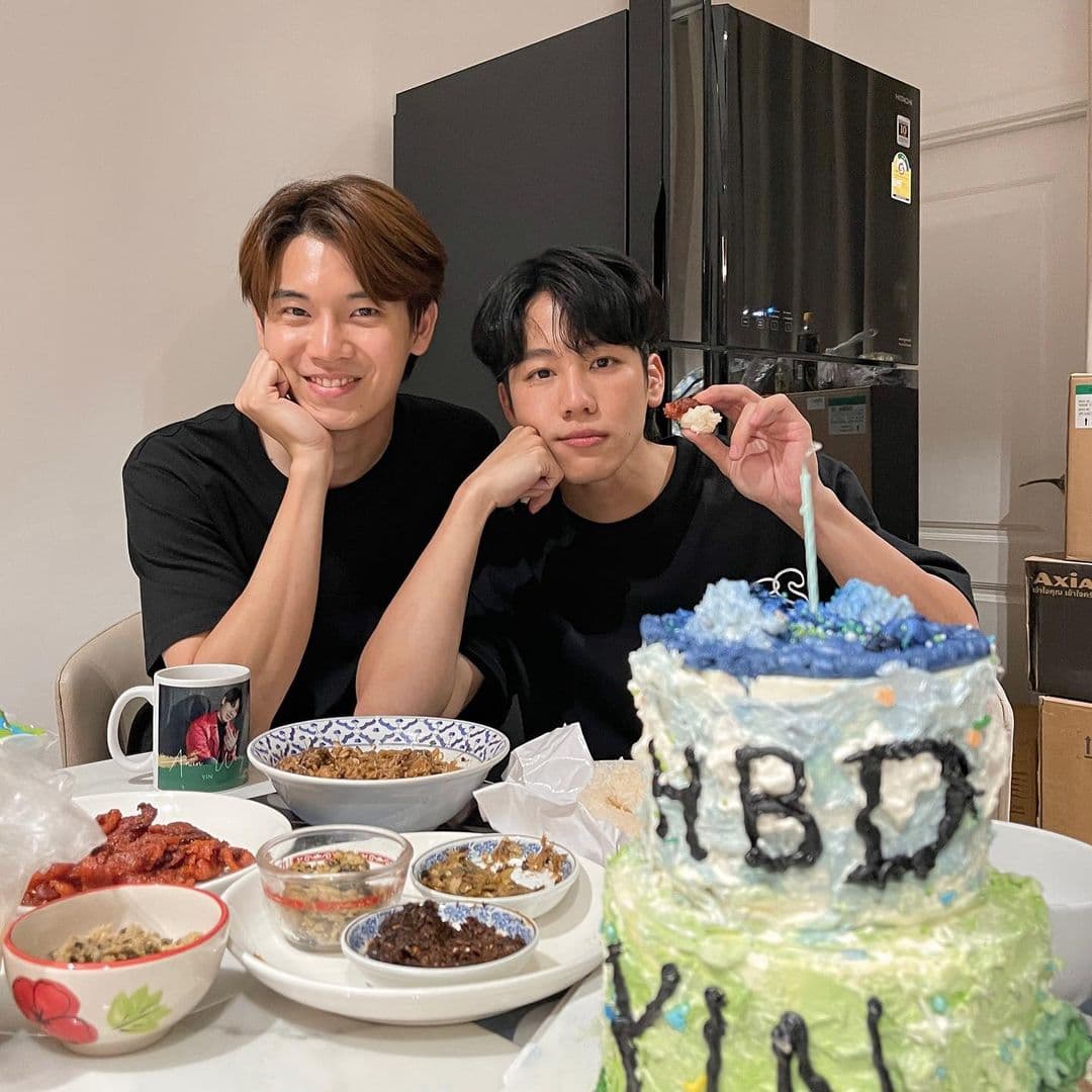 去年Yin生日,War特地親手製作蛋糕送到Yin家裡,卻遇上Yin家有一群遠方親友來訪,場面超級尷尬也很有趣。(翻攝War IG)
