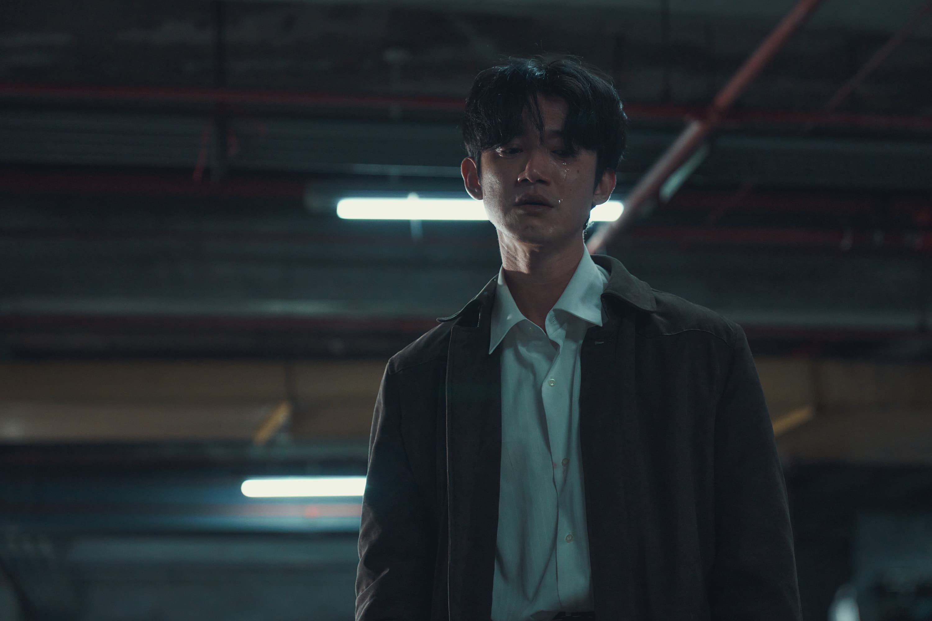《模仿犯》檢察官吳慷仁面對失控的惡,面露無力。(Netflix提供)