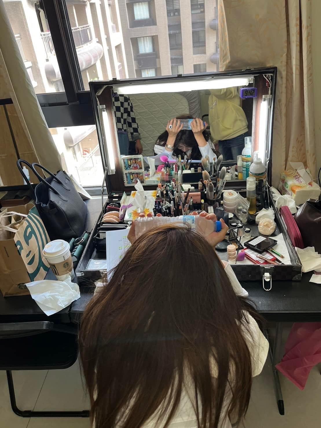 王彩樺被砸種當下痛到趕緊拿礦泉水簡單冰敷鎮定。(翻攝王彩樺臉書)