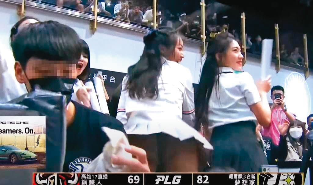 林書豪罰球時,Formosa Sexy就在他面前,做出翹屁股扭動邊喊球員名字的舉動,被輿論撻伐。(翻攝自PLG官方YouTube)