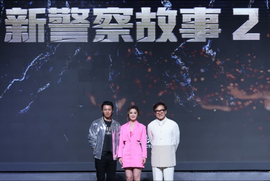 謝霆鋒將首度當導演,翻拍2004年自己與成龍、蔡卓妍等人主演電影《新警察故事》。(翻攝自英皇電影微博)