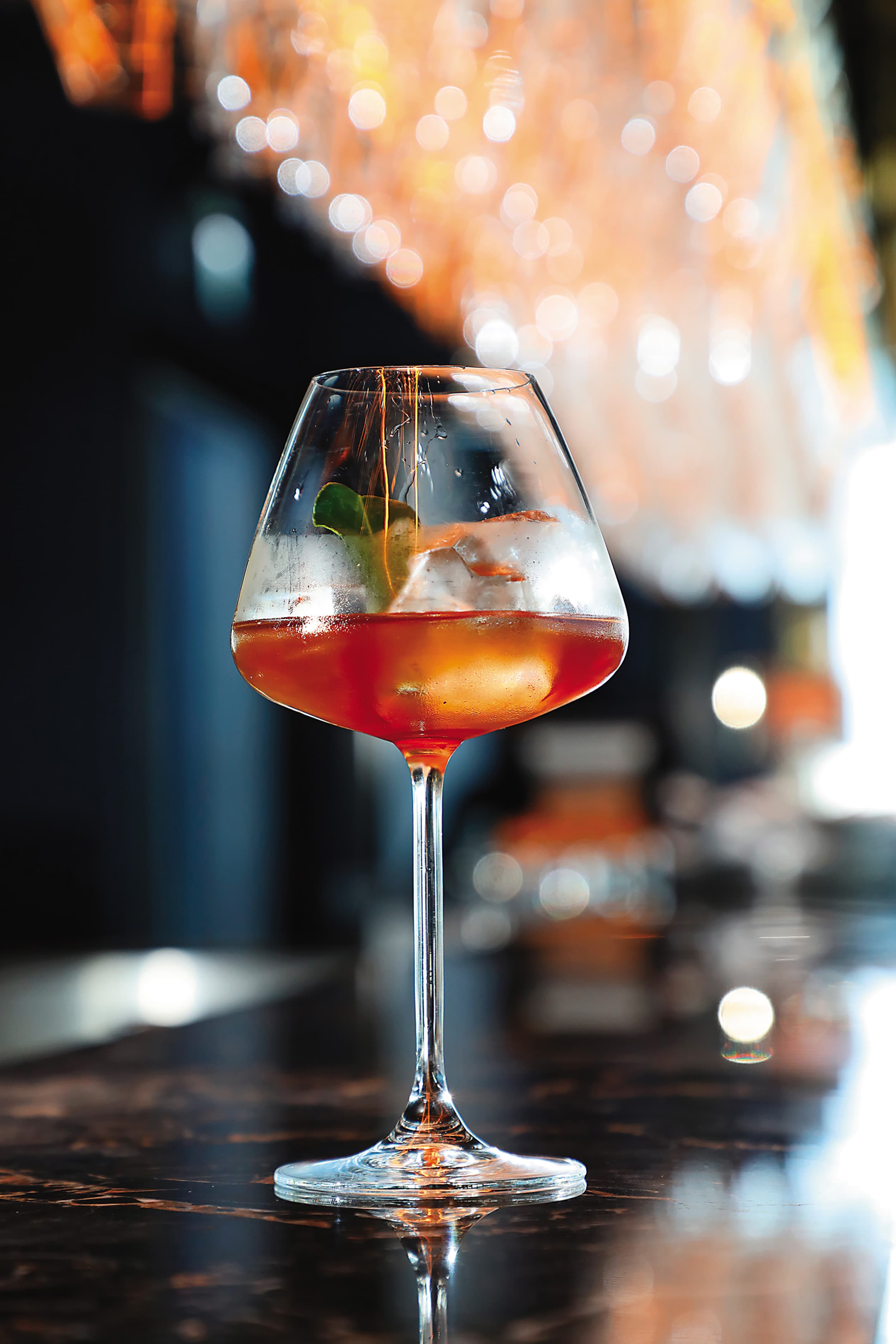 以頂級蘭姆酒與苦艾酒調製的「Guatemala Punch」,尾韻帶有胡椒微辣與柑橘香氣。(港幣168元/杯,約NT$656)