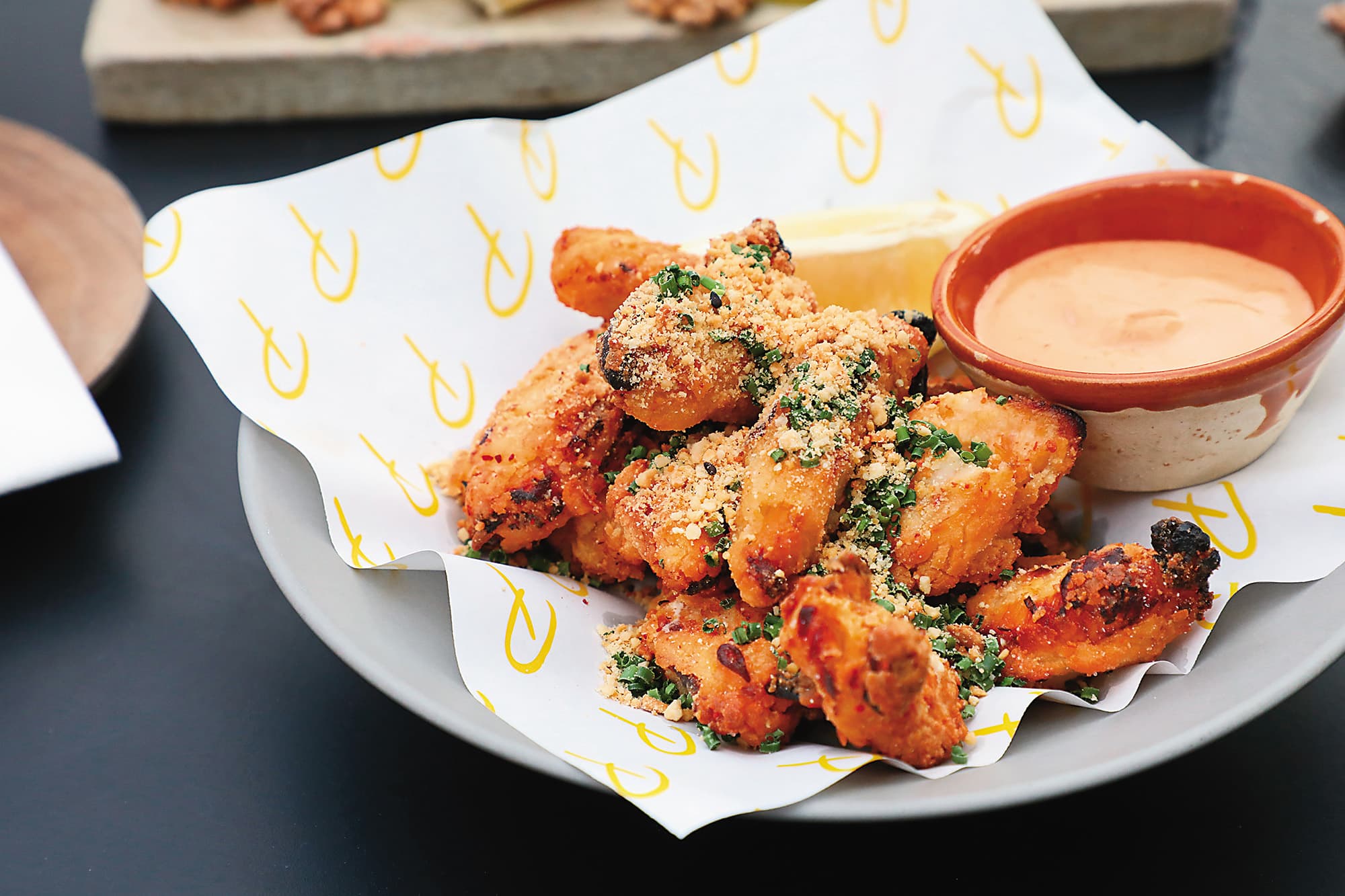 「Crispy Chicken Tender, Spicy Peanuts Sauce」 微辣可口。(港幣198元/份,約NT$772)