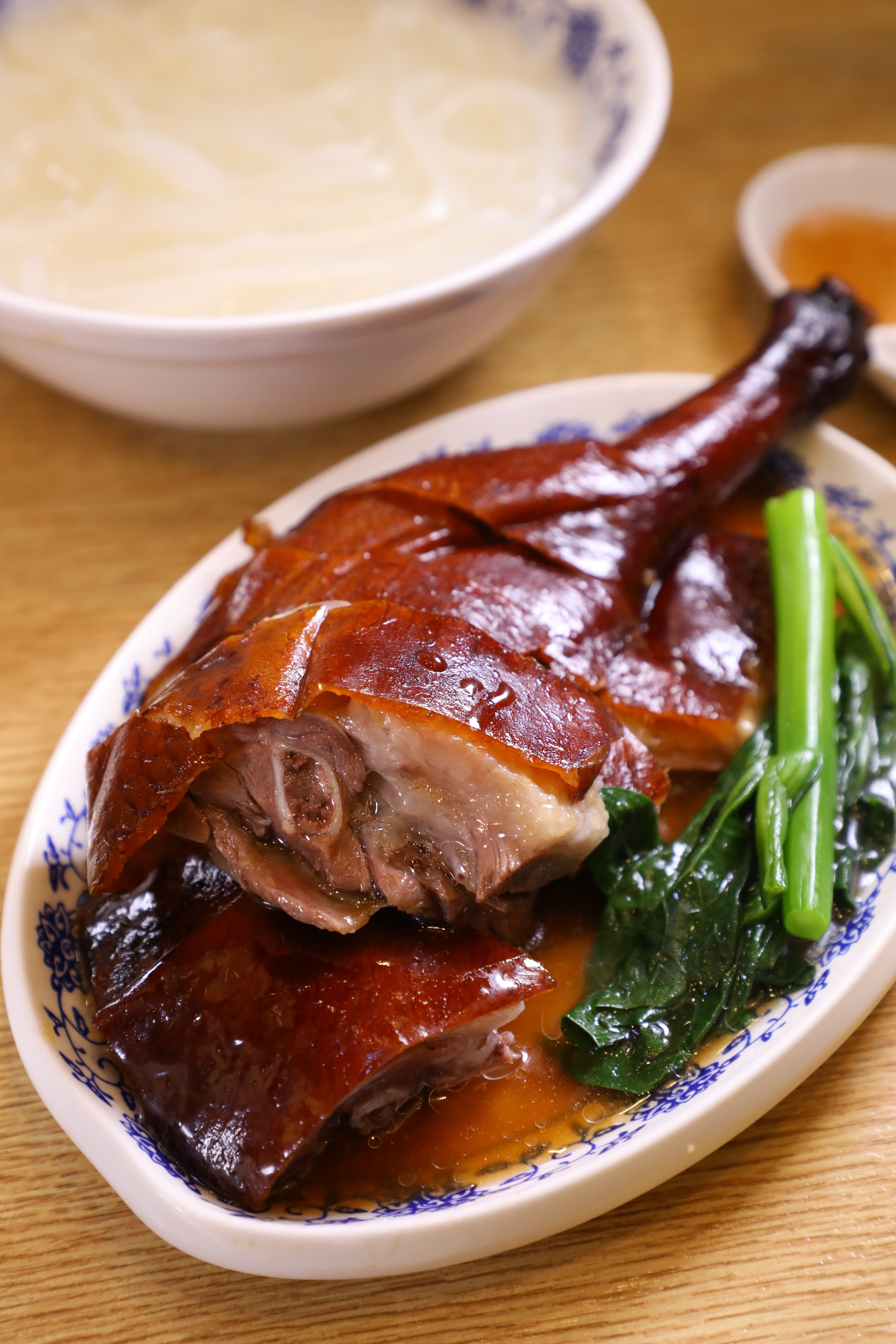 棋哥的「鵝髀(鵝腿)飯」皮有點硬,嚼起來還是蠻香的。(港幣112元/份)
