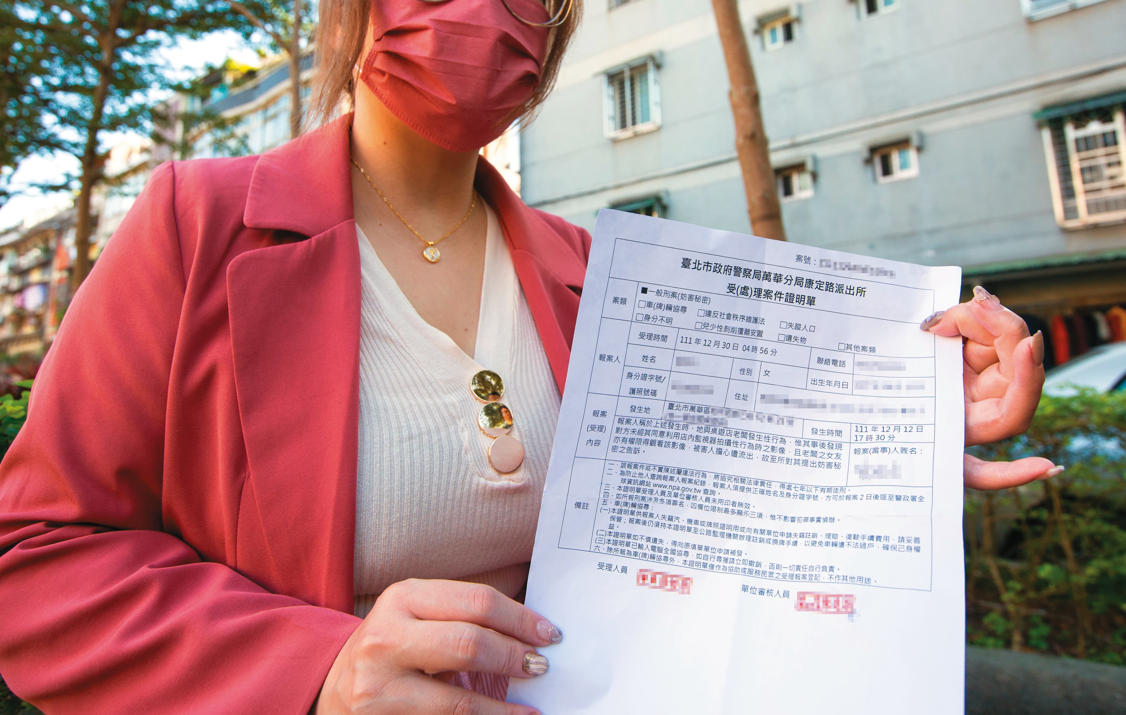 被害人A小姐出示報案三聯單,指控余尚泓劈腿騙砲,還偷拍性愛影片。