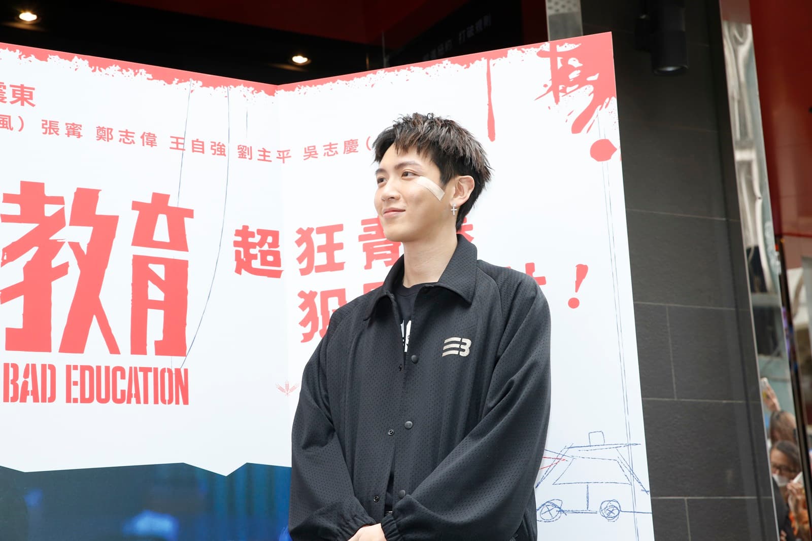 柯震東臉上傷口仍貼著美容膠帶,他自嘲化了個BLACKPINK成員Jennie的仿妝。