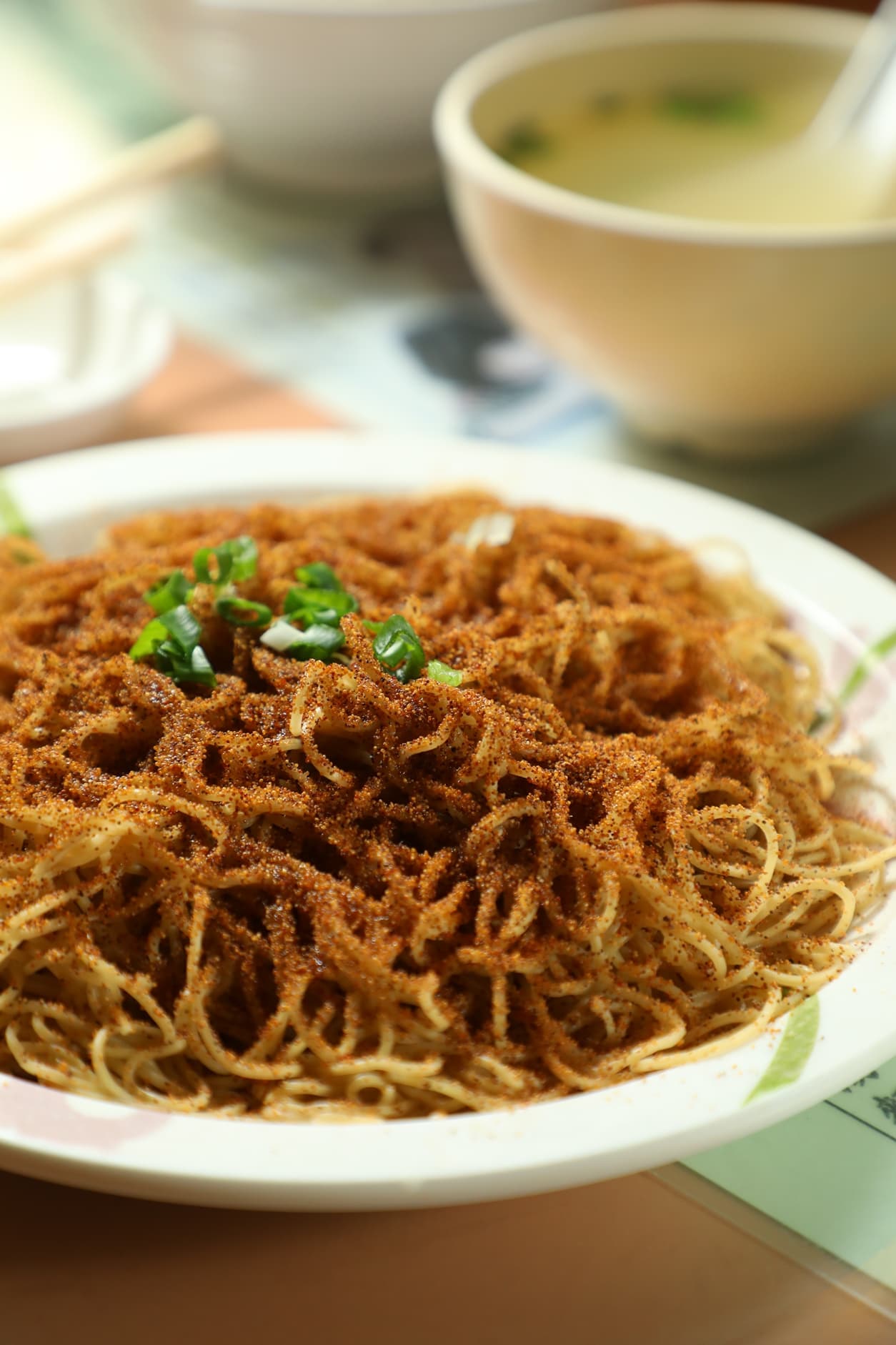 好到底的「蝦子撈麵」,麵條濕潤、充滿蛋香,與鮮美蝦籽相輔相成,還會附上一碗上湯。(港幣65元/碟)