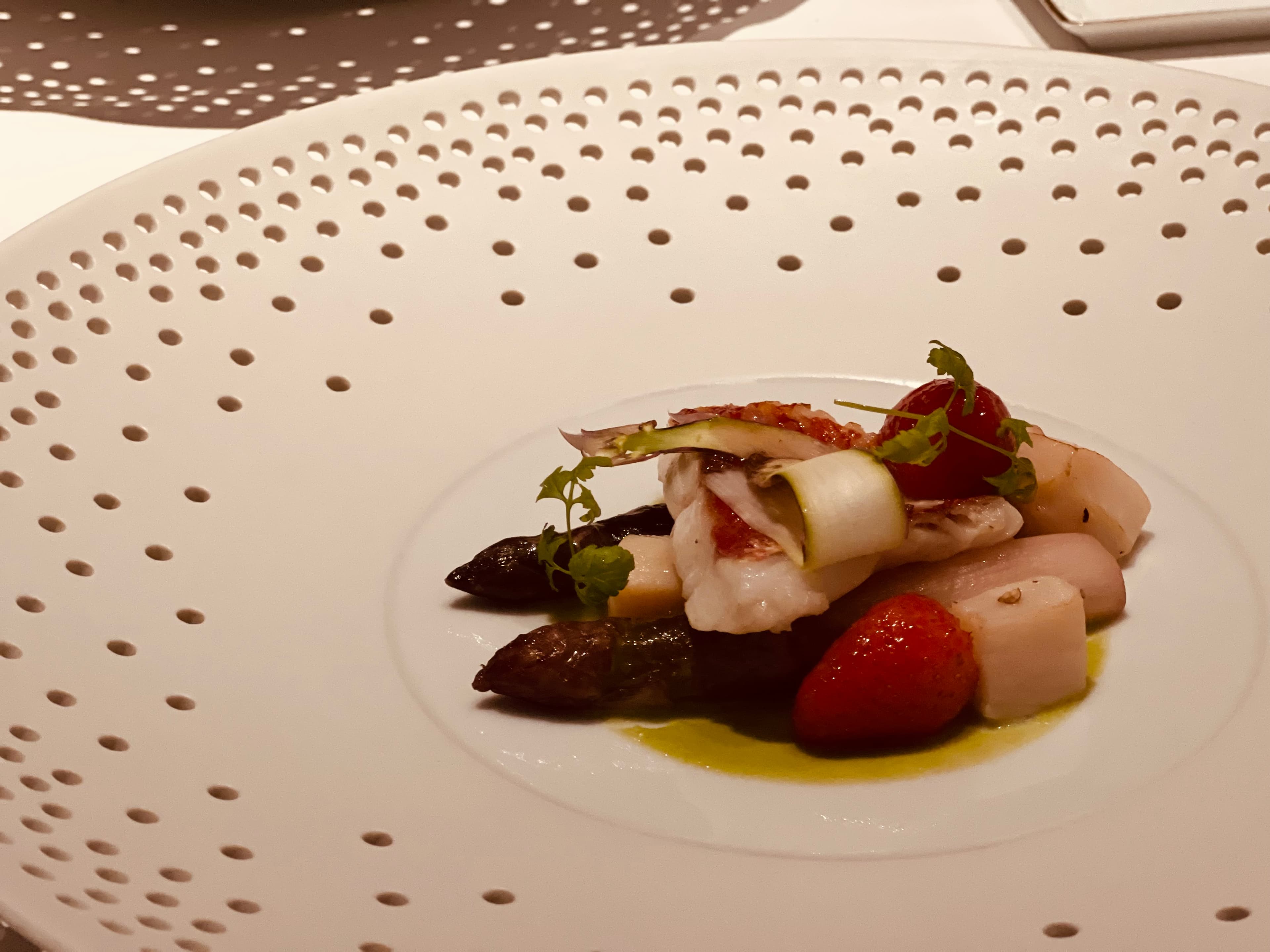 鹽之華以一系列hering berlin餐盤盛裝料理,星空盤讓人印象深刻。