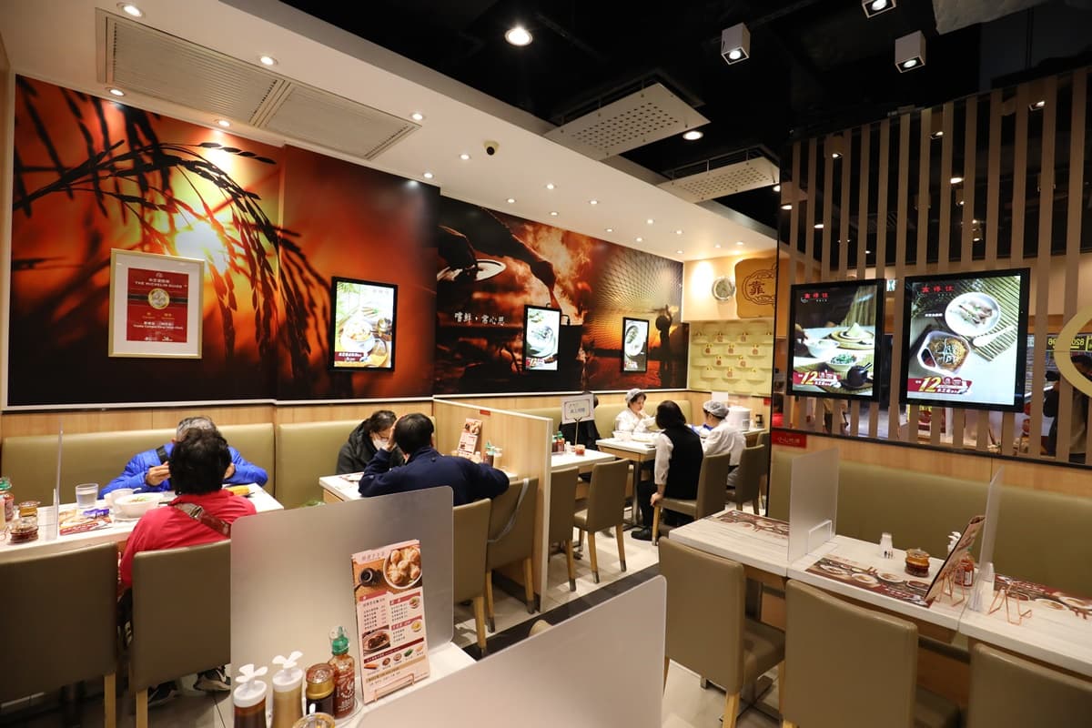 跟其他粥麵館相比,靠得住的店面新穎,座位舒適。