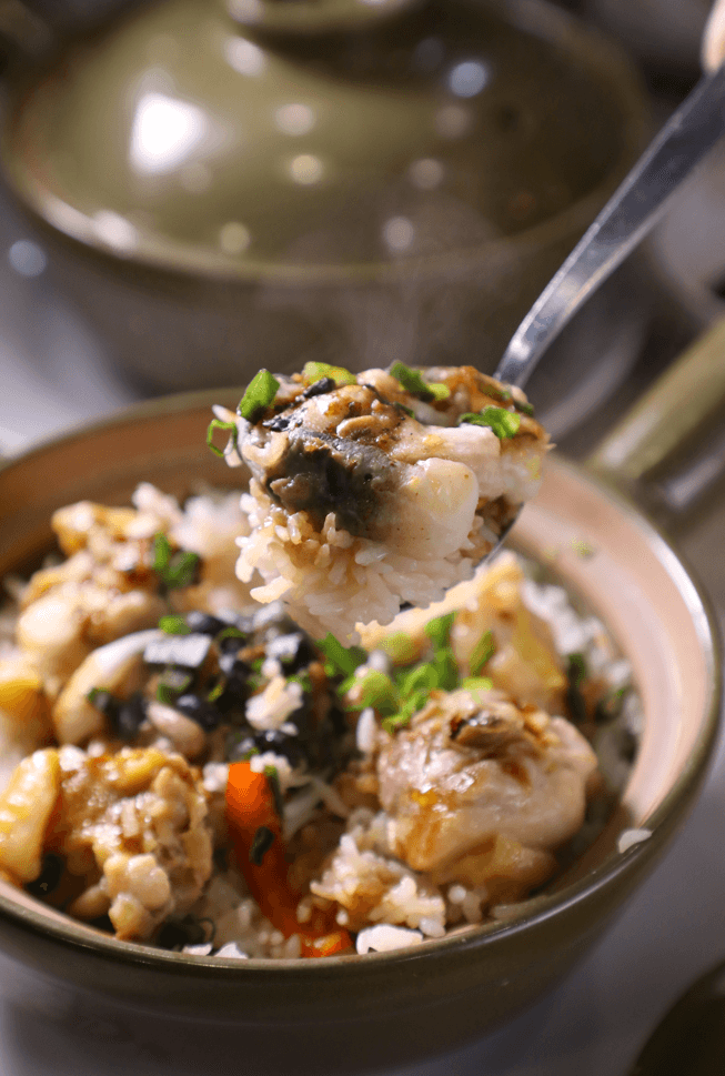 台灣少見的「白鱔滑雞飯」料多實在,是嚐囍的招牌煲仔飯。(港幣98元/份)