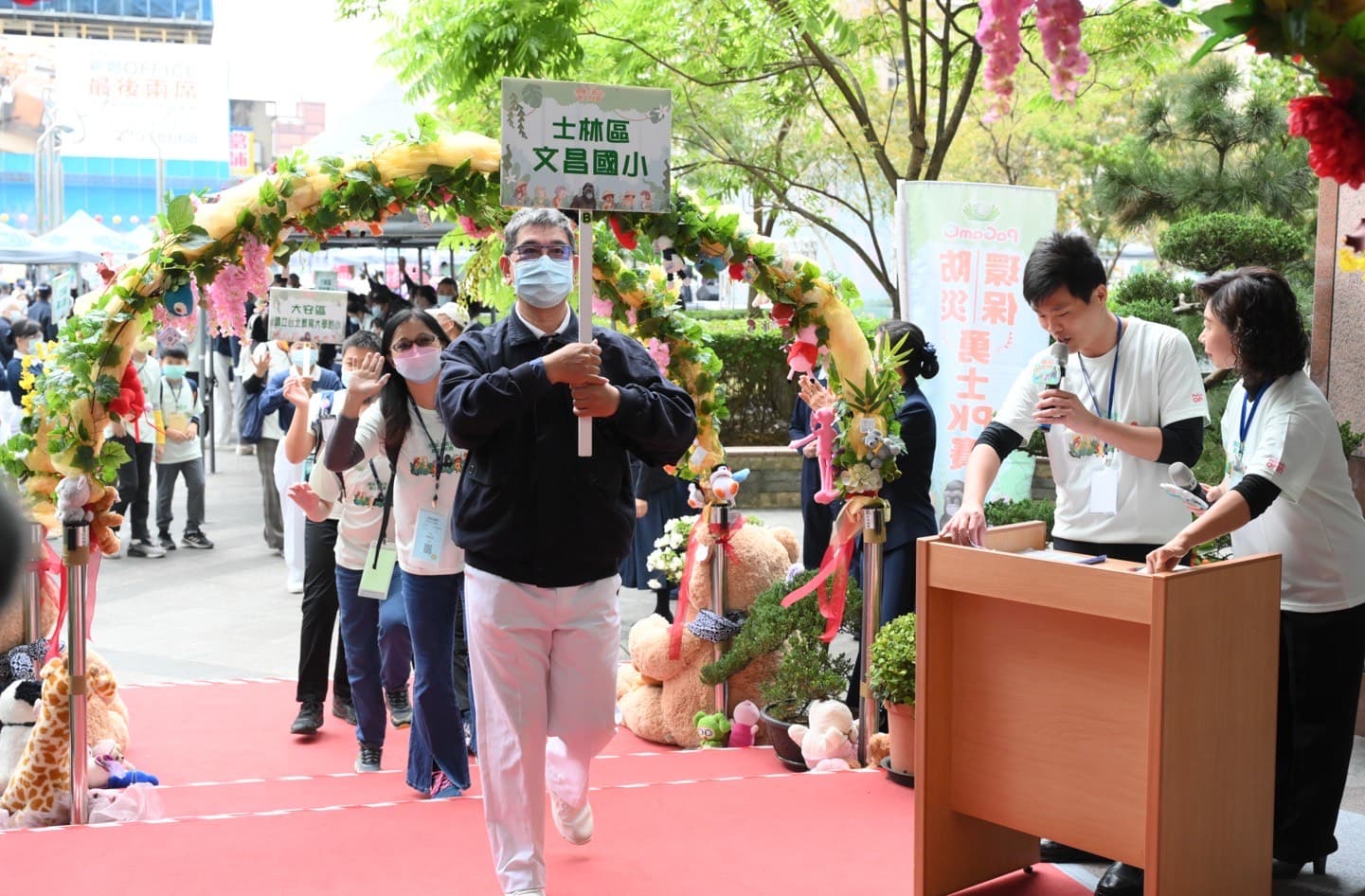 主辦單位構思「星光大道」歡迎來自各校參賽的選手及師長們。(慈濟基金會提供)
