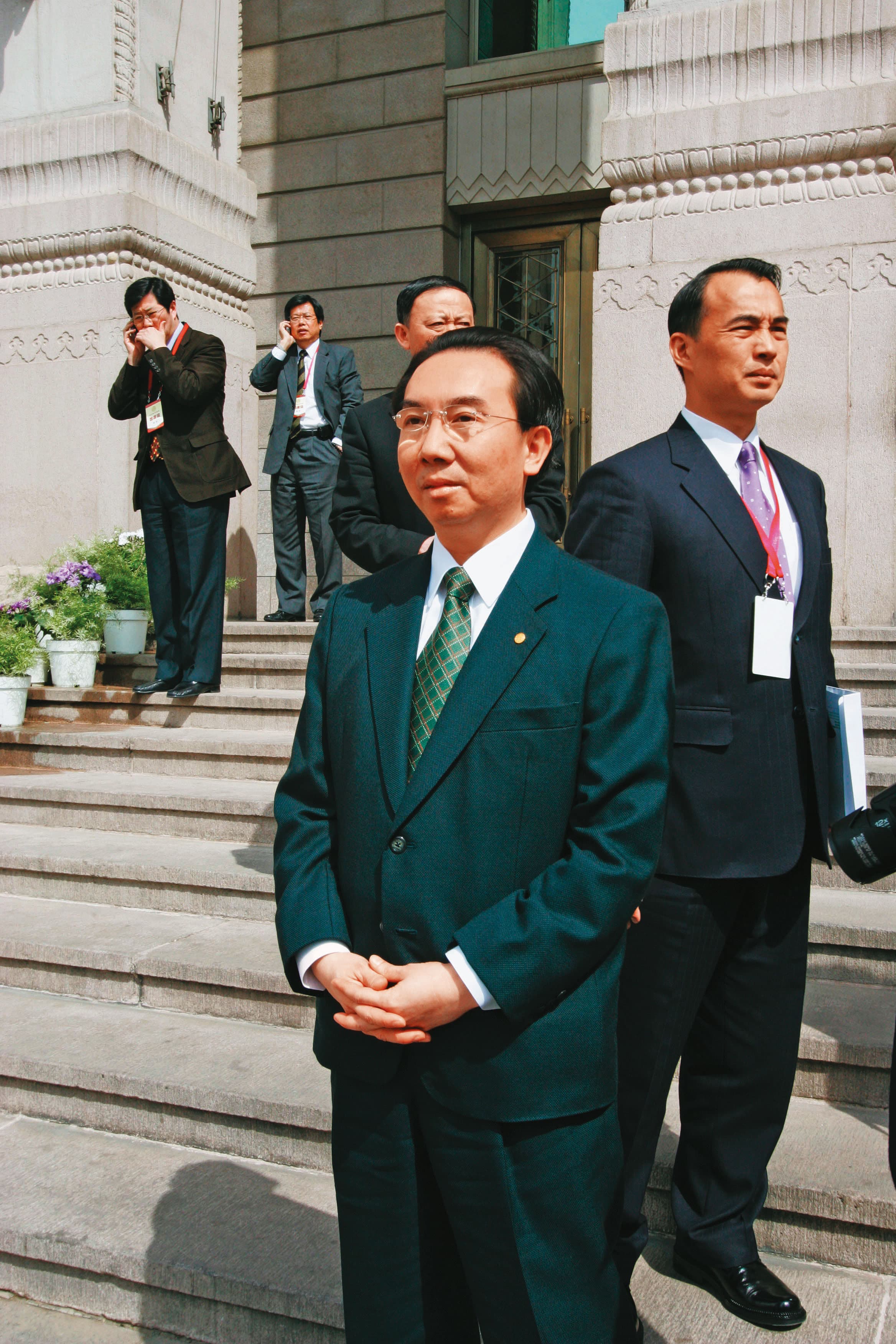 張國政(圖)轉向靠攏大哥,形成兩兄弟合作的新局面。