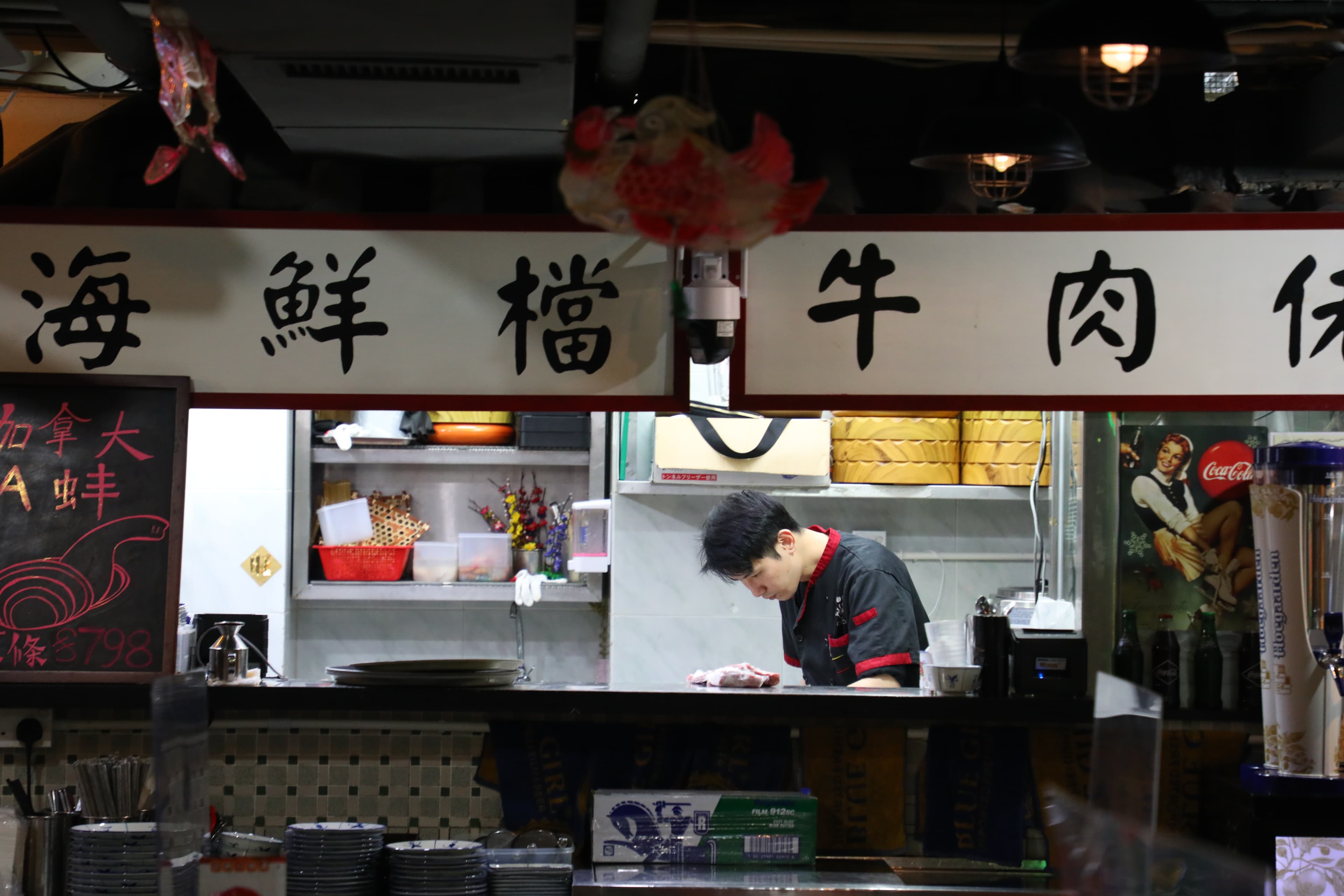 掛著海鮮檔、牛肉佬的招牌後,真有廚師在處理食材。