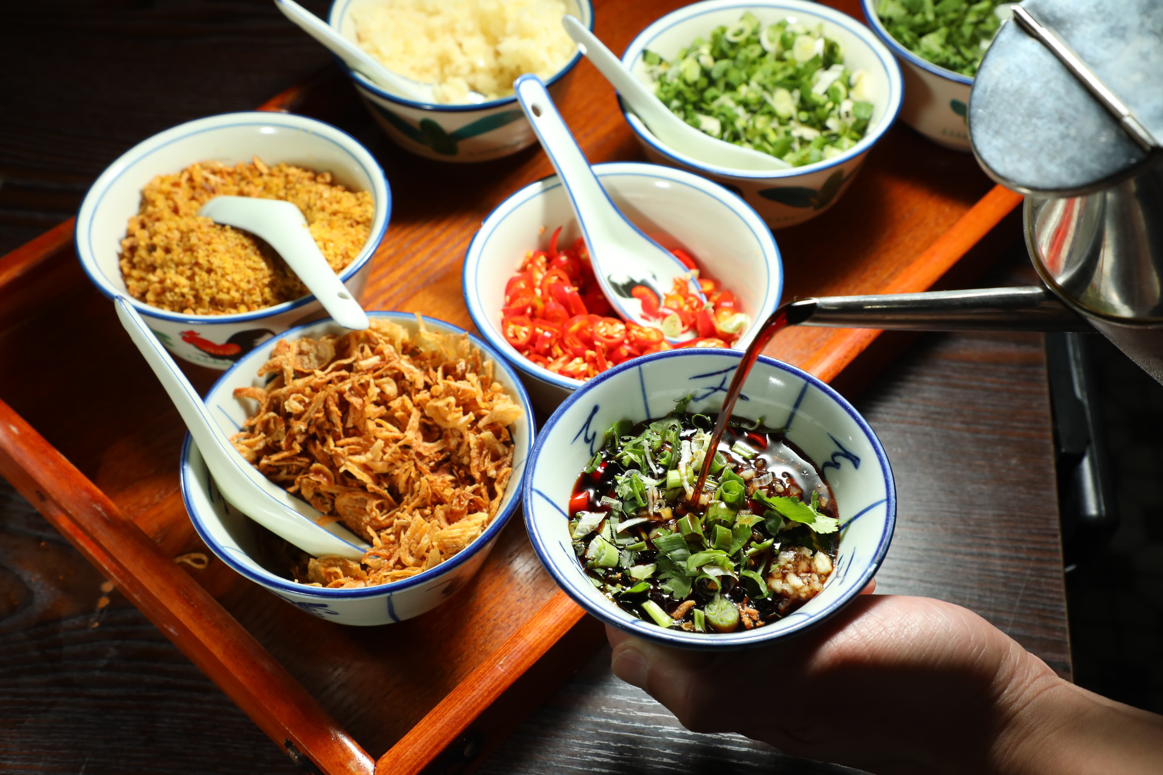 火鍋沾醬有蔥花、蒜泥、辣椒、香菜、蘿蔔乾和蔥酥,可隨口味任意組合。
