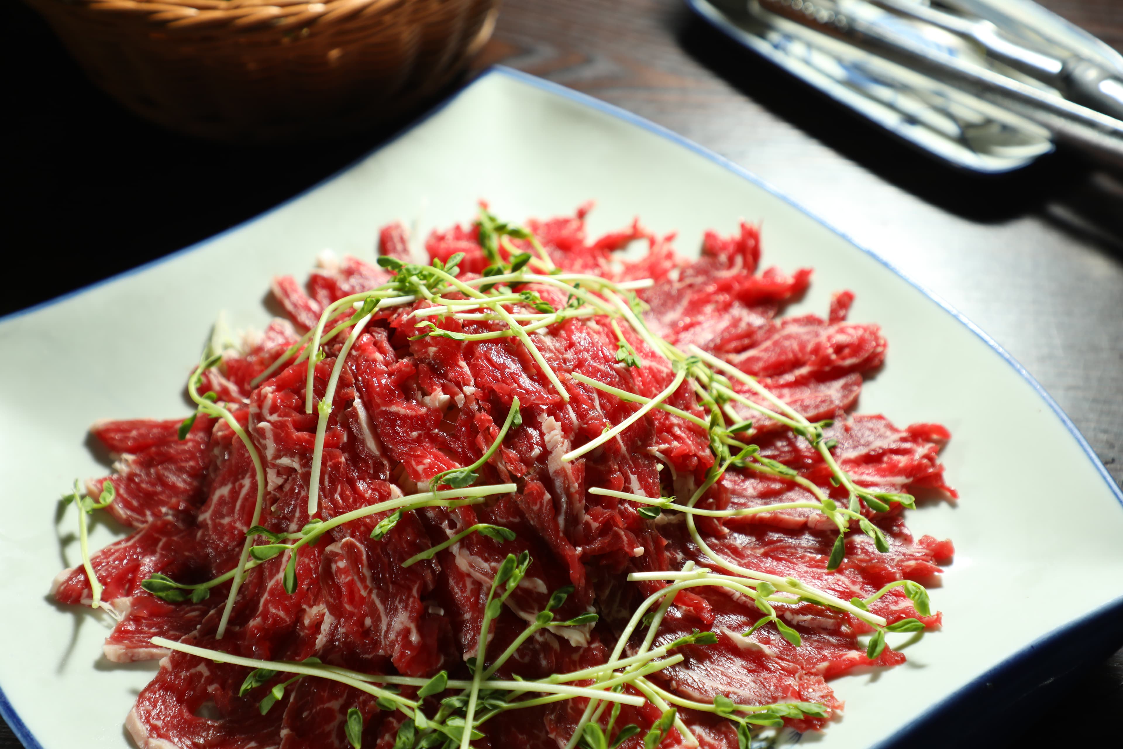 「手切本地牛肉」滋味鮮美,涮沙嗲鍋也很搭。(港幣288元/小份、港幣348元/大份)