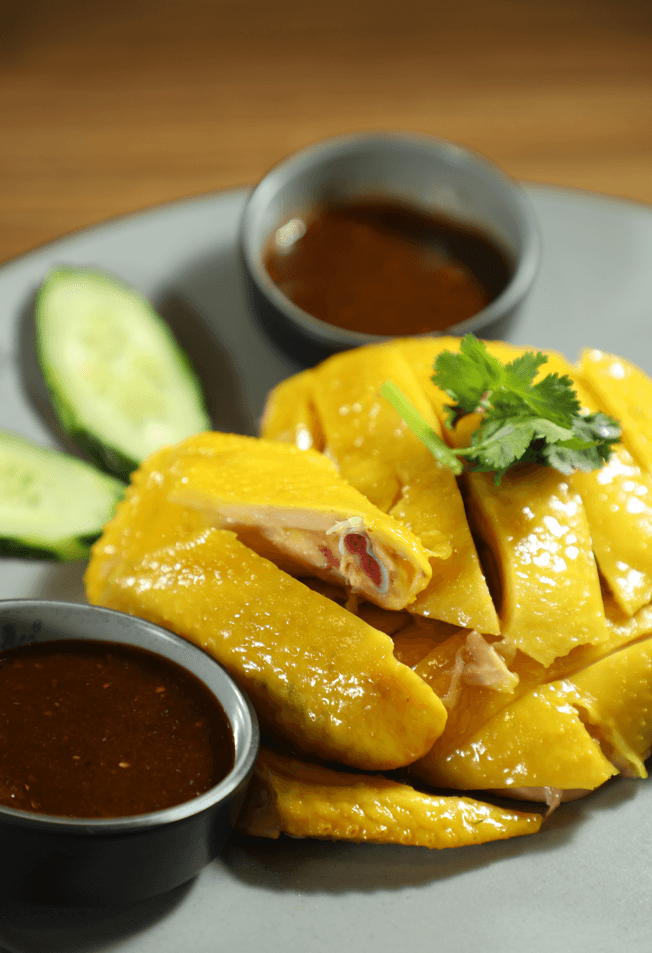 點「招牌去骨泰式海南雞飯」套餐最划算,可以吃到半隻海南雞,還附上兩碗口感鬆爽的雞油飯。(港幣195元2人餐)