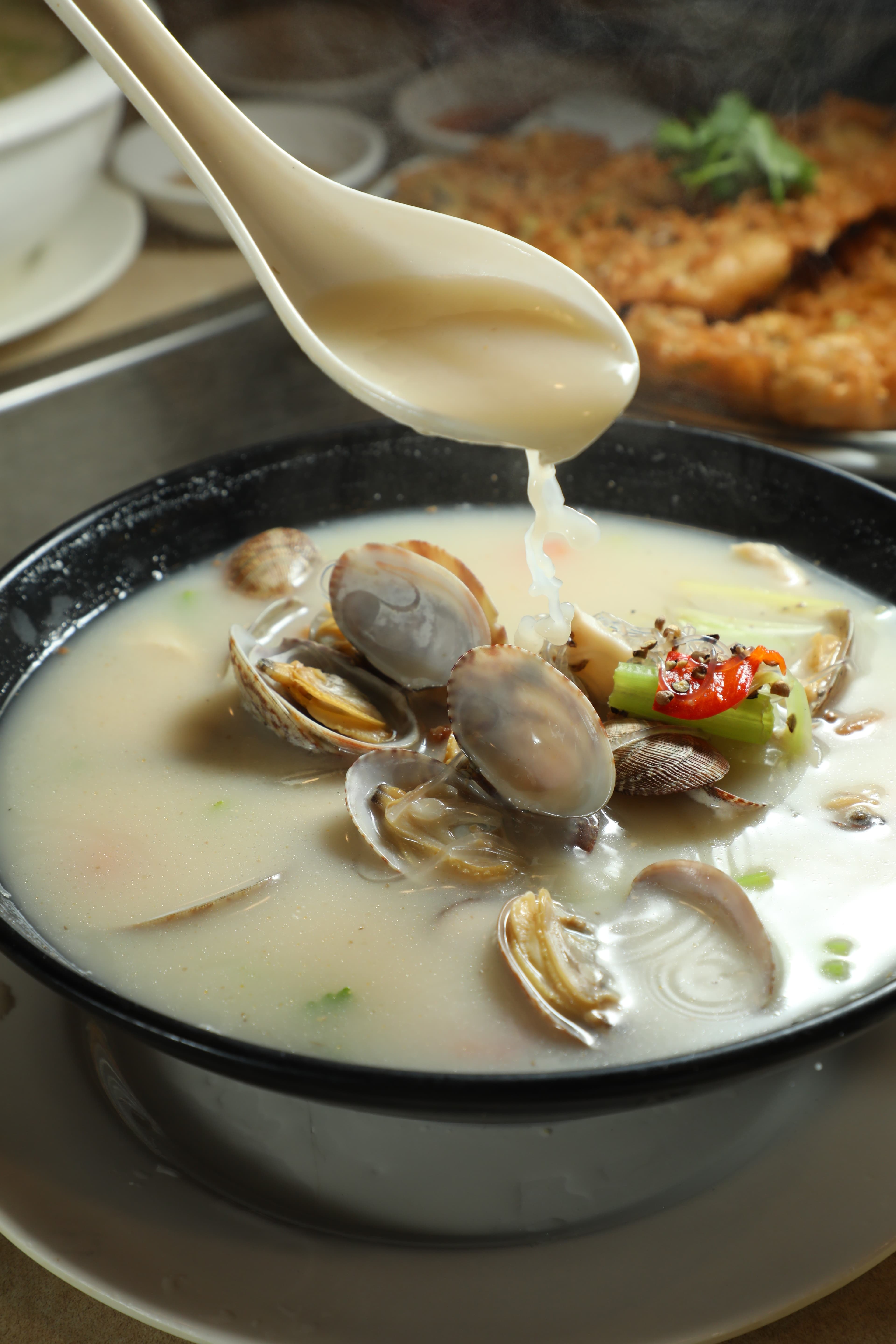 「魚湯浸大蜆」讓蜆肉鮮上加鮮。(港幣98元/份)
