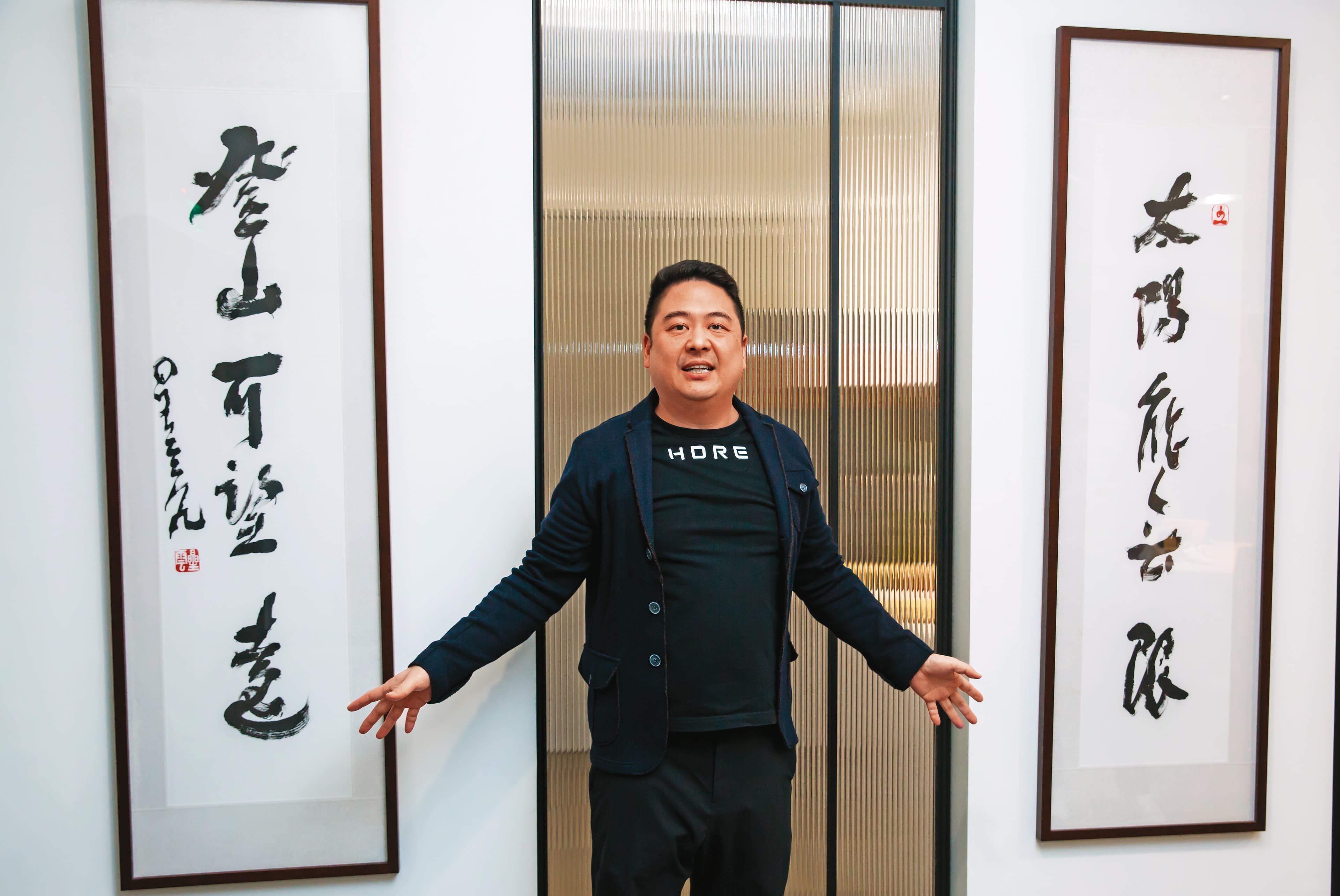 謝源一從小與星雲法師結緣,大師得知他投入太陽能光電產業後,親自寫對聯鼓勵。