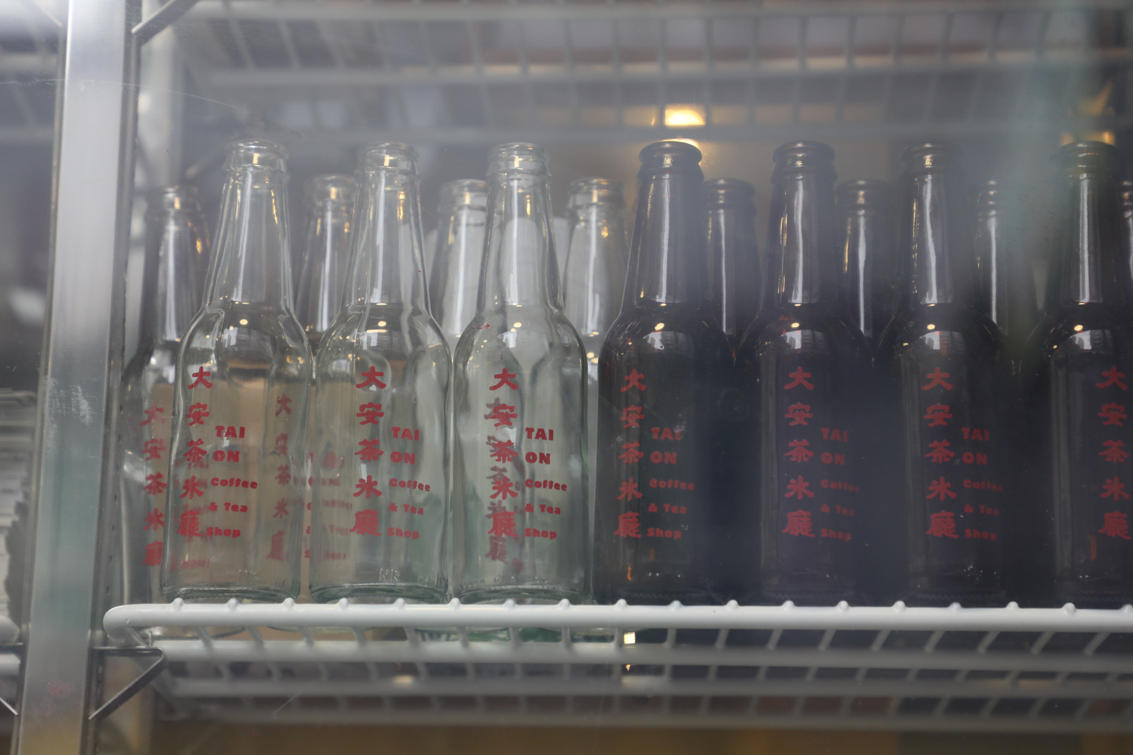 冰箱裡的老派玻璃瓶,也是一種裝飾。