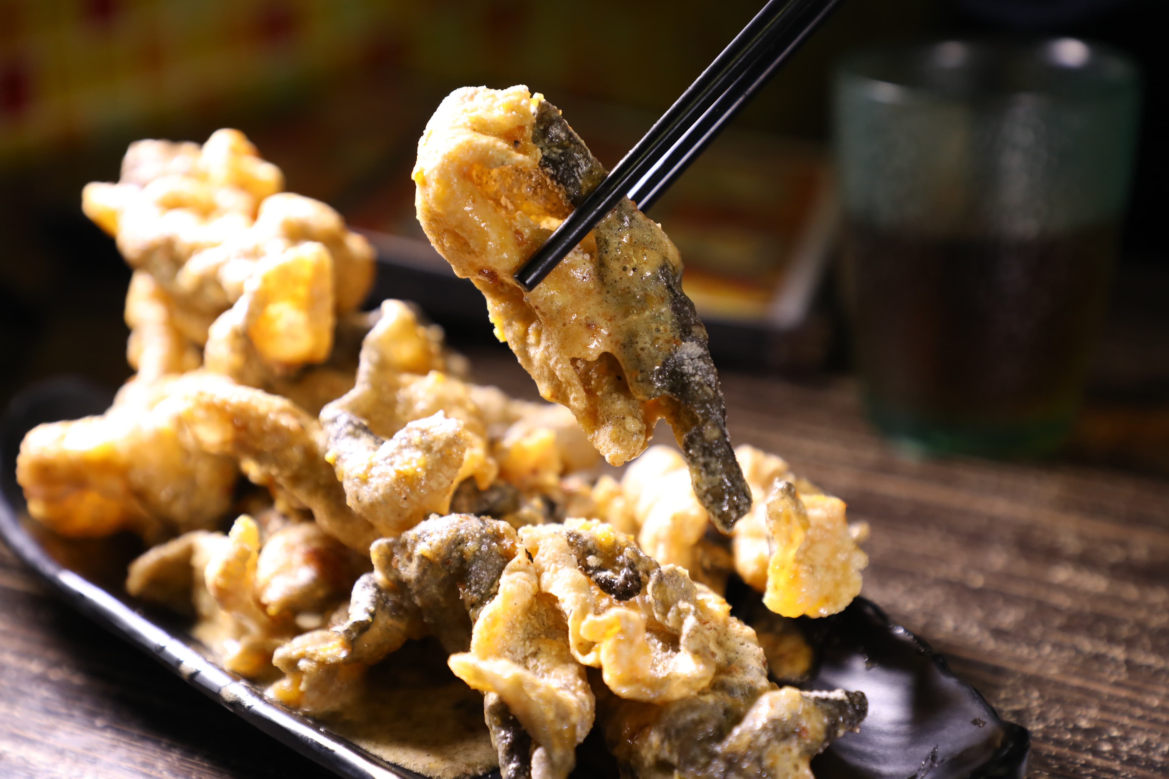 裹上鹹蛋黃醬的「黃金脆魚皮」,口感酥脆、鹹香美味。(港幣48元/份)