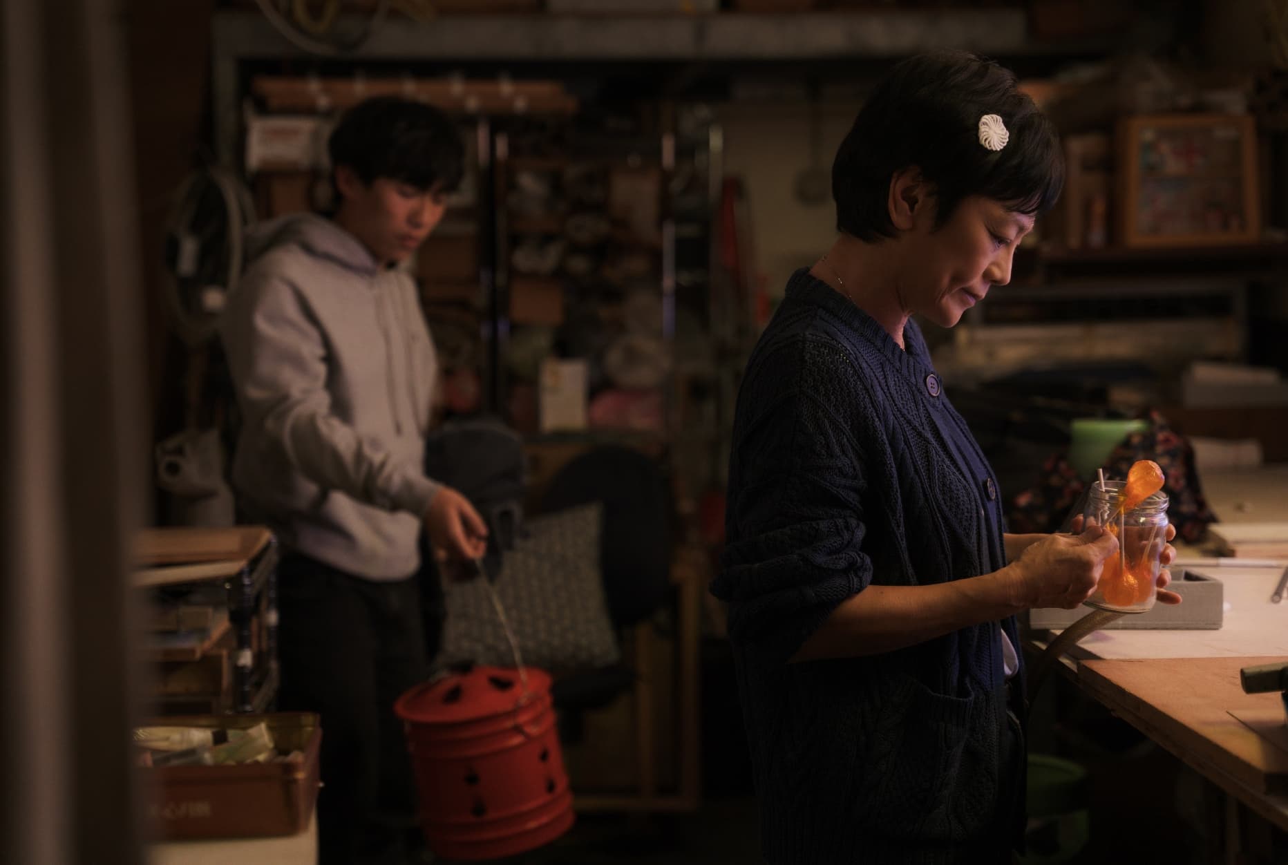 戲裡不乏親手製作霓虹燈管的鏡頭,張艾嘉與飾演學徒的周漢寧都真的拜師學藝學習霓虹燈的製作。(甲上)