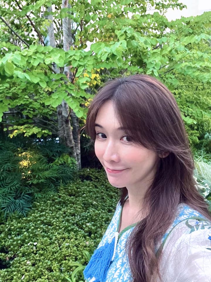 林志玲曬出素顏自拍照,美麗動人。(翻攝林志玲臉書)