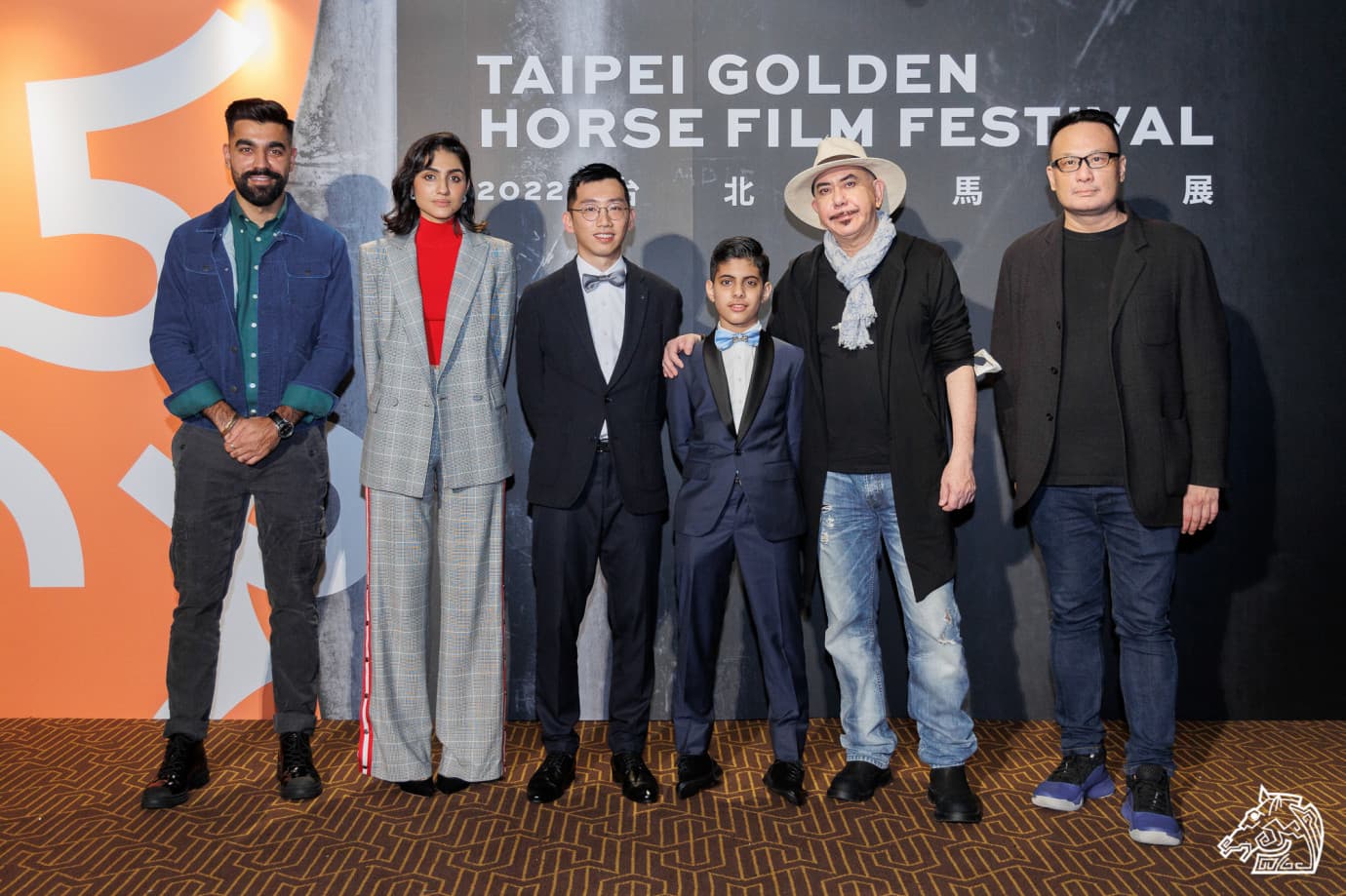 《白日青春》入圍6項金馬獎,編導劉國瑞(左三)與演員潘文星(左起)、喬加雲,製片任硯聰(右起)、演員黃秋生和林諾出席相關活動。(翻攝自金馬影展粉絲專頁)