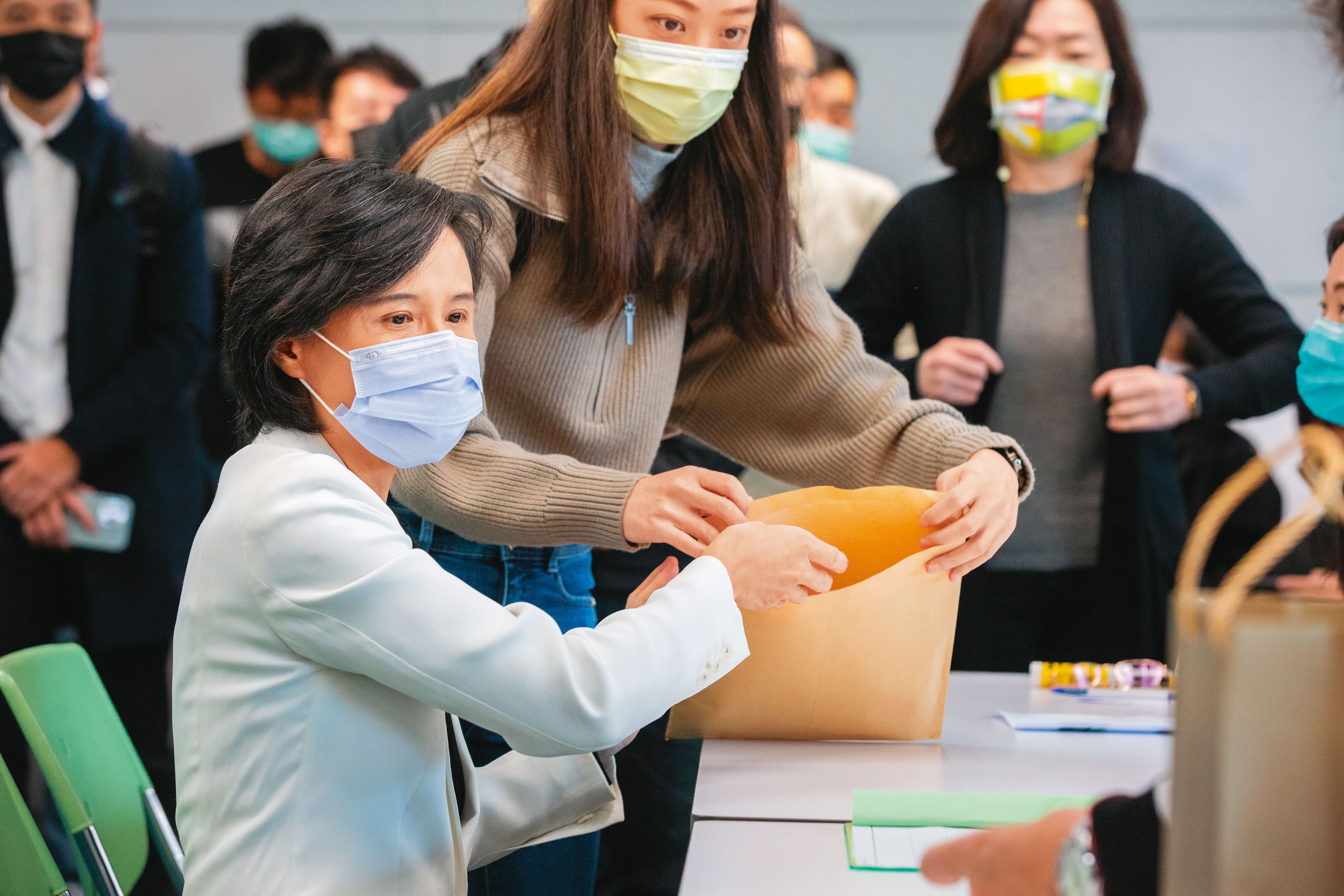 鄭麗君(左)獲賴清德信任,賴競選黨主席時更由她代為登記參選。