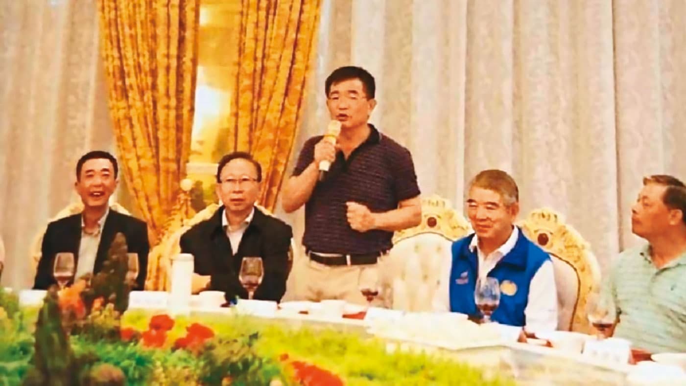 羅志明(左3)穿梭兩岸,除與中方統戰人員密集往來,還遭滲透在台發展共諜組織。(翻攝黃埔軍校同學會活動手冊)