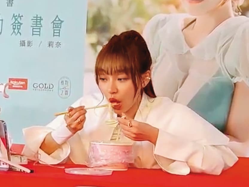 啦啦隊女神林襄到高雄舉辦寫真集簽書會,趁空檔偷吃麵,好想當那條麵喔~(翻攝自林襄IG)