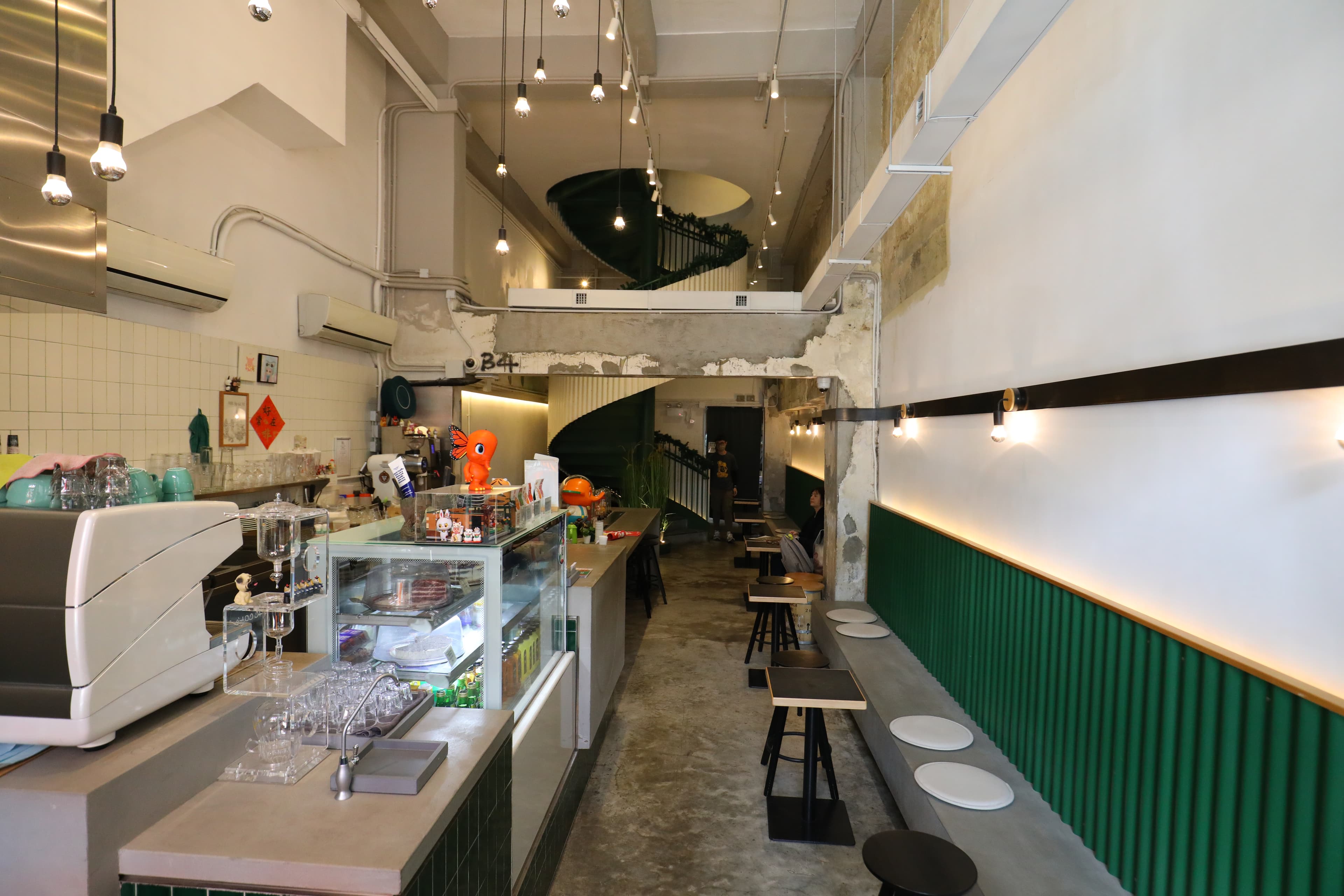 店內空間挑高,呈現極簡工業風。