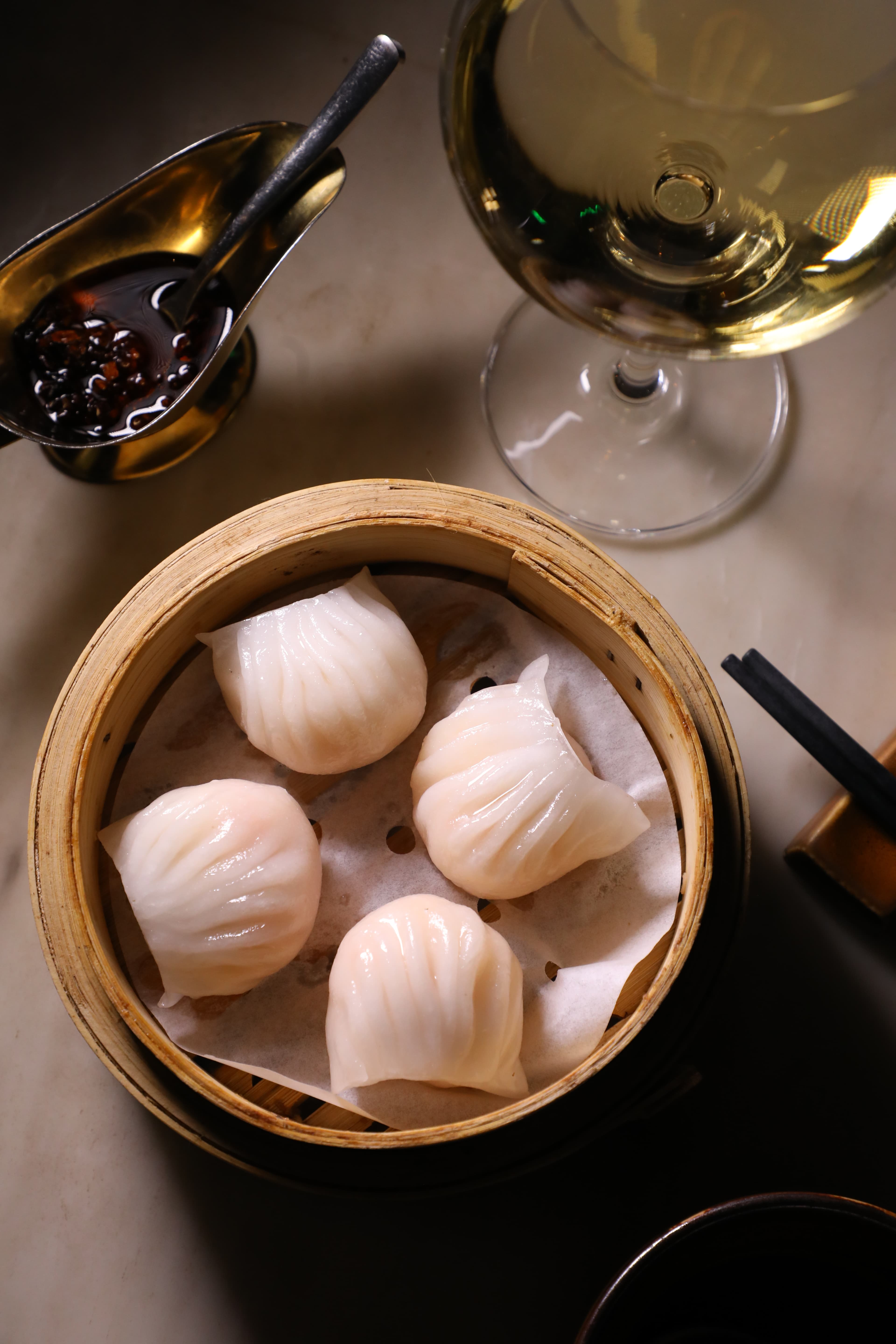 難得在酒吧吃到口味正宗的「原隻蝦餃皇」(左,港幣80元/4粒),配上「House Wine」(右,港幣60元/杯)是一絕。